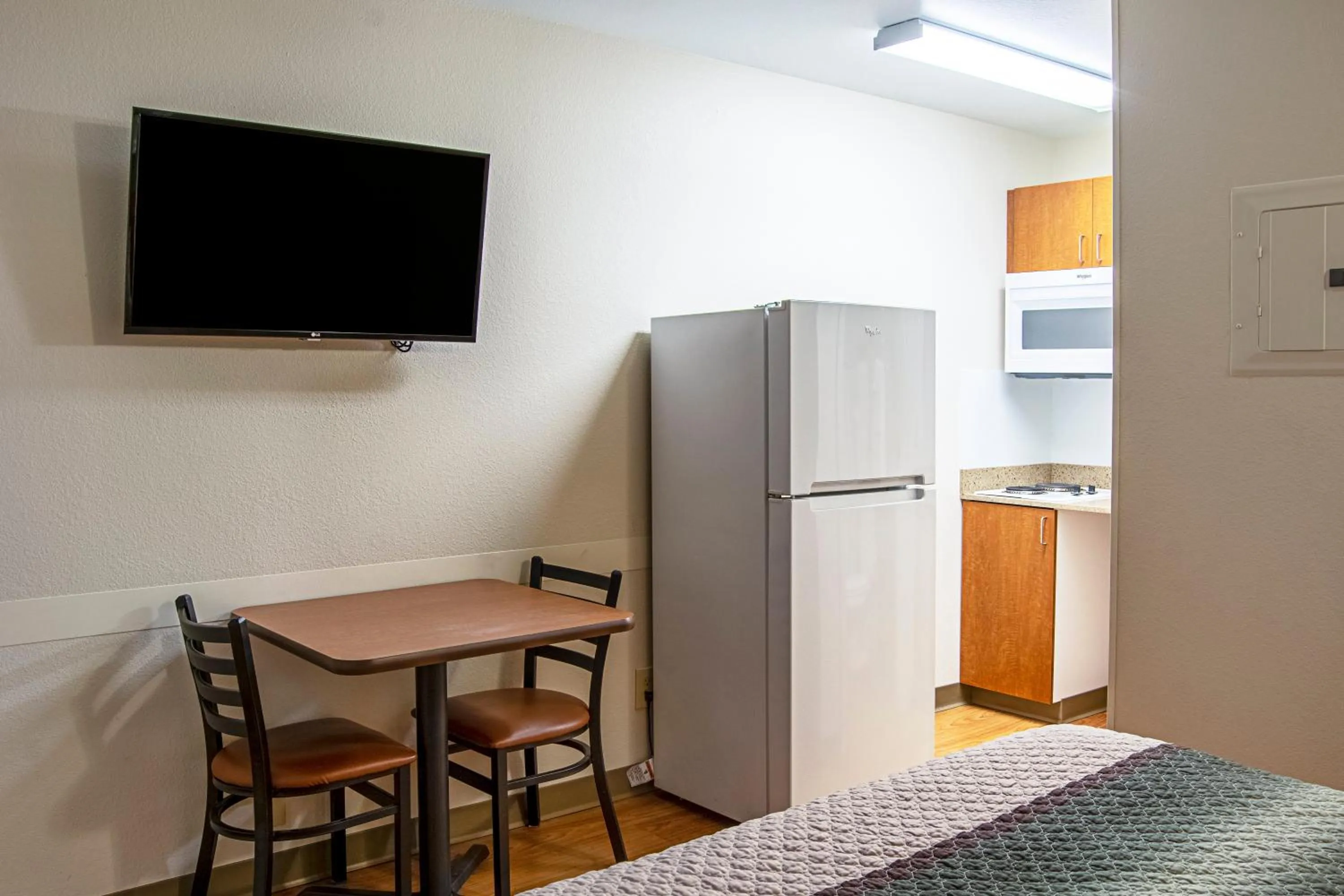 Photo of the whole room in HomeTowne Studios by Red Roof Salem, OR