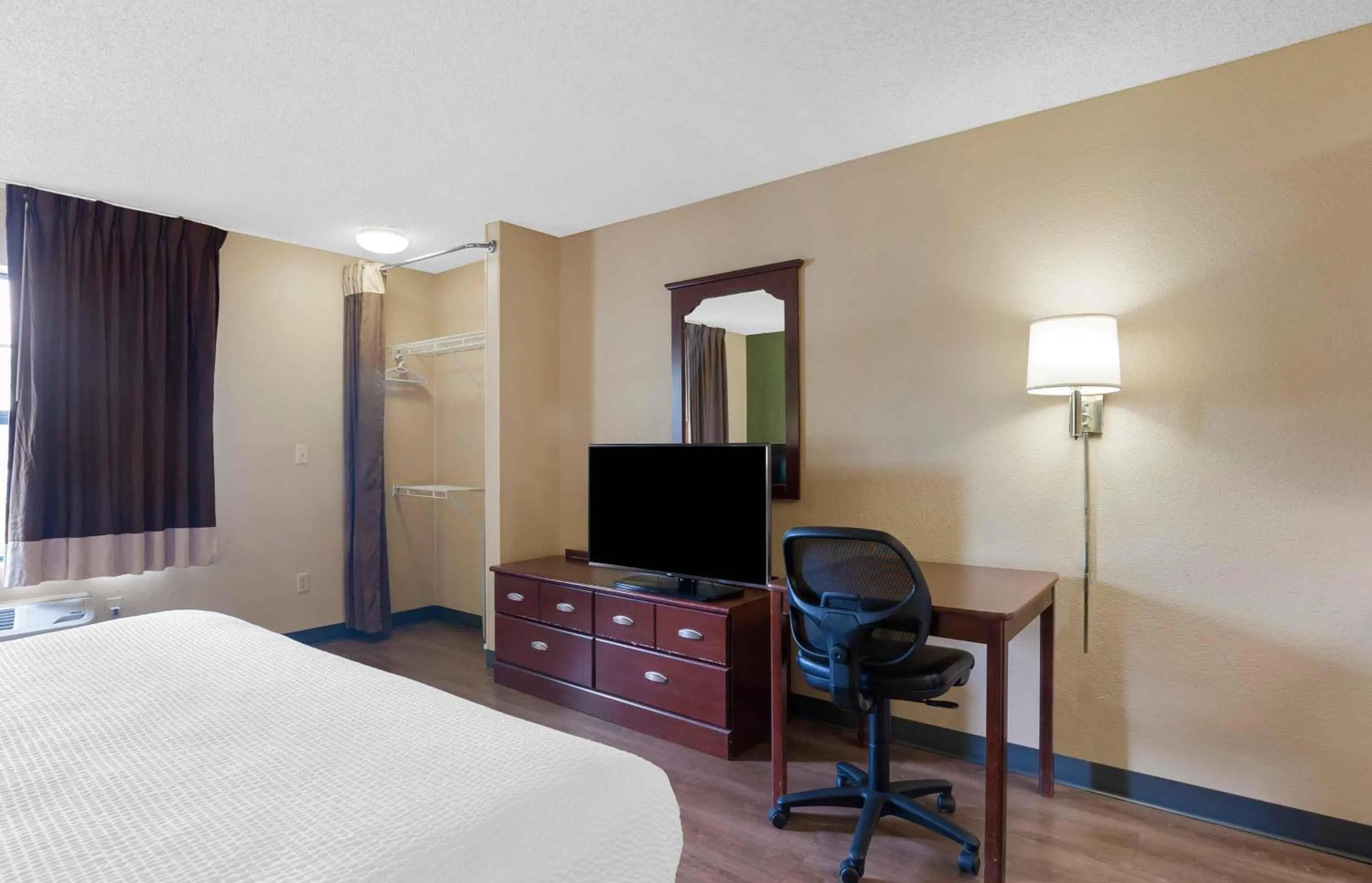 Bedroom, Bed in Extended Stay America Suites - Philadelphia - Plymouth Meeting - East