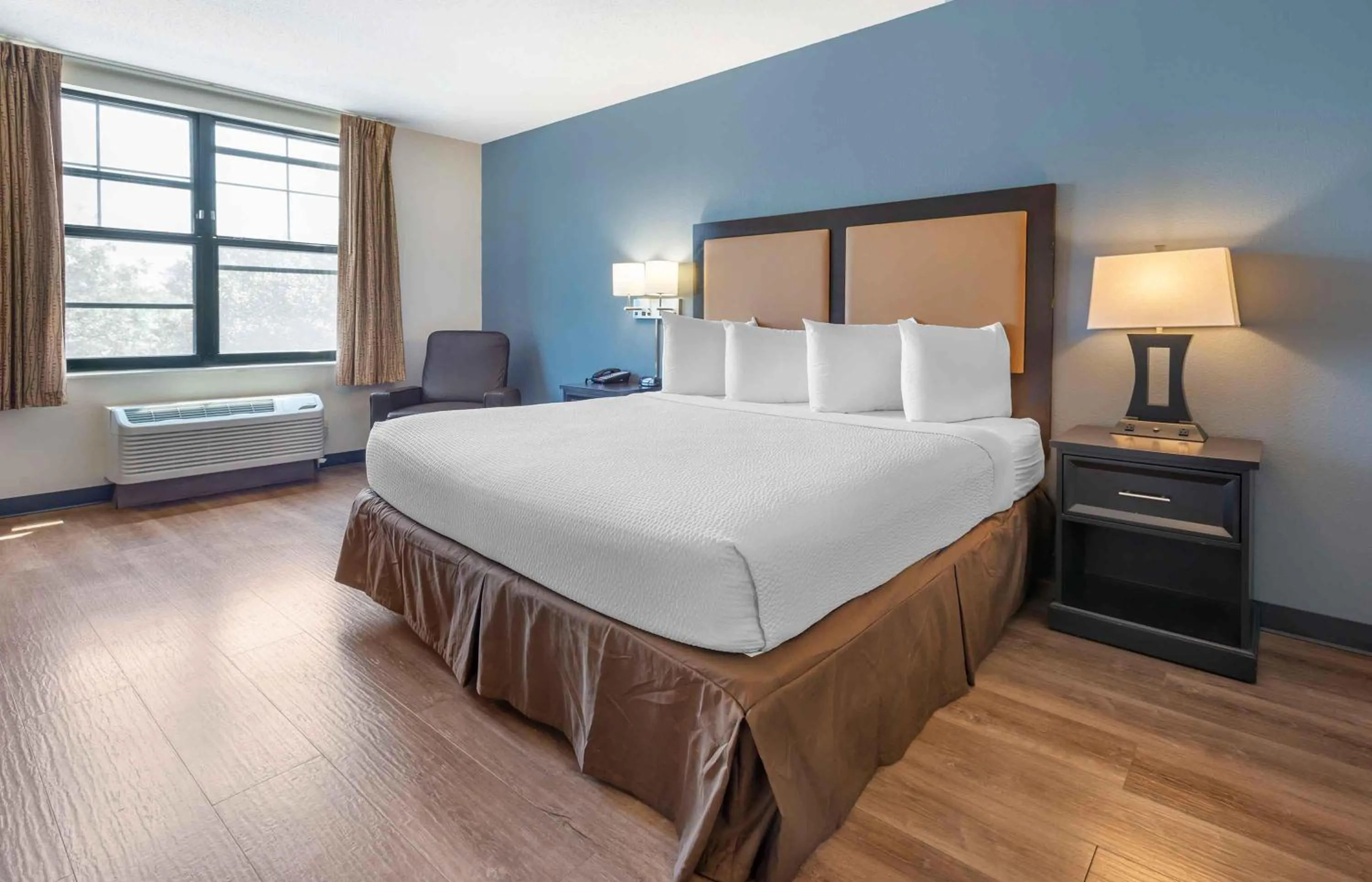 Bedroom, Bed in Extended Stay America Suites - Philadelphia - Plymouth Meeting - East