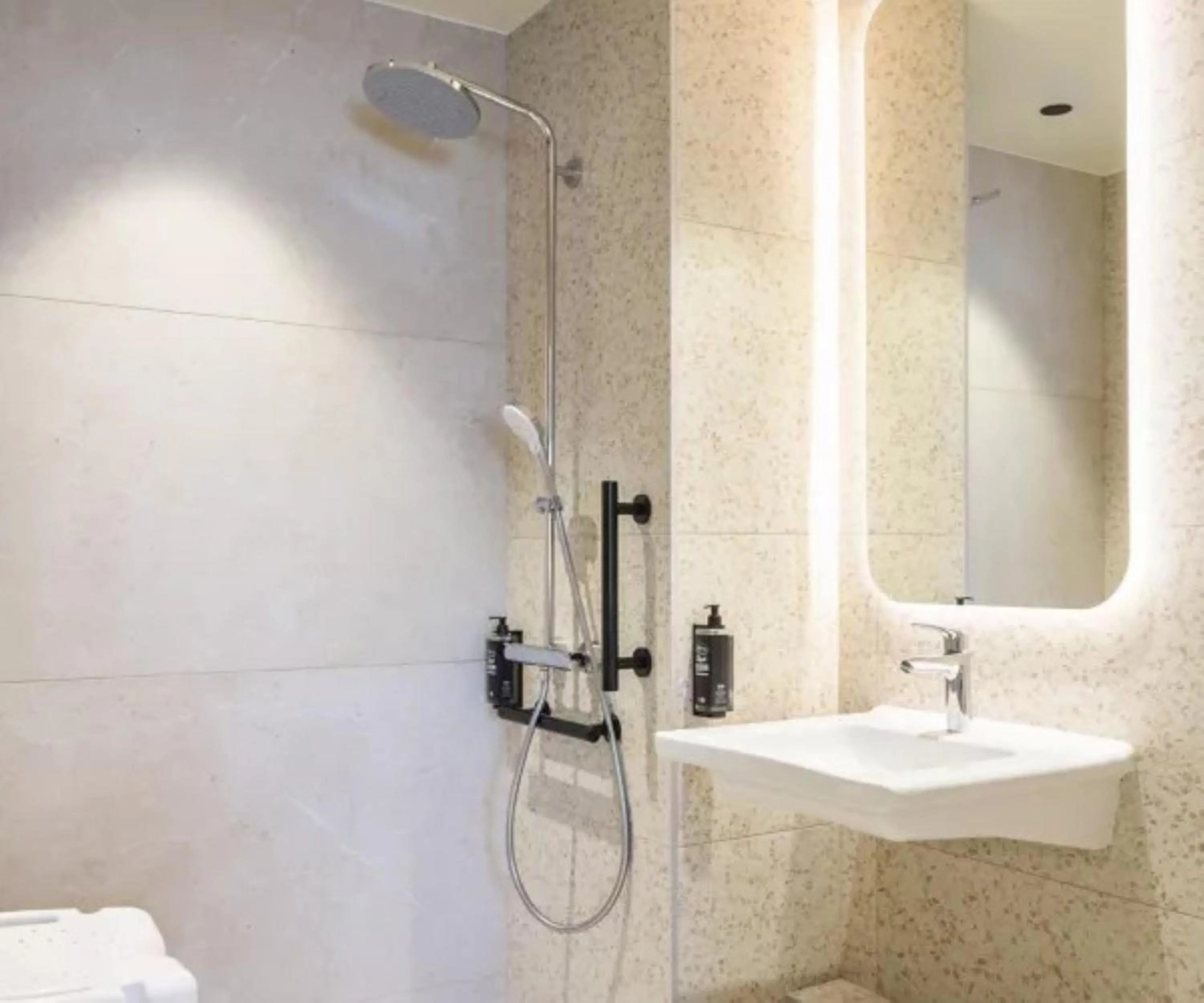 Bathroom in ibis Styles Marseille Palais des Congrès Vélodrome