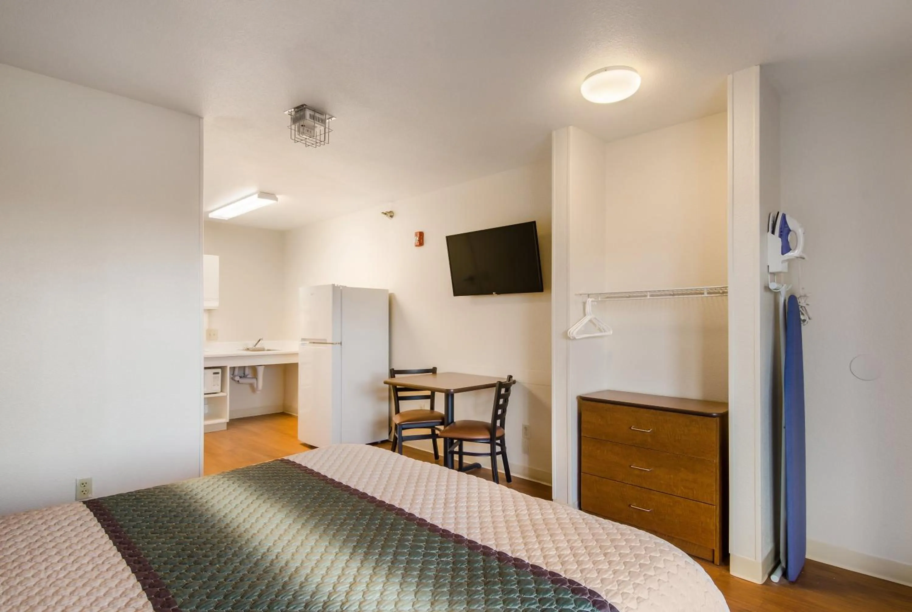 Photo of the whole room, Bed in HomeTowne Studios by Red Roof Denver - Glendale/ Cherry Creek