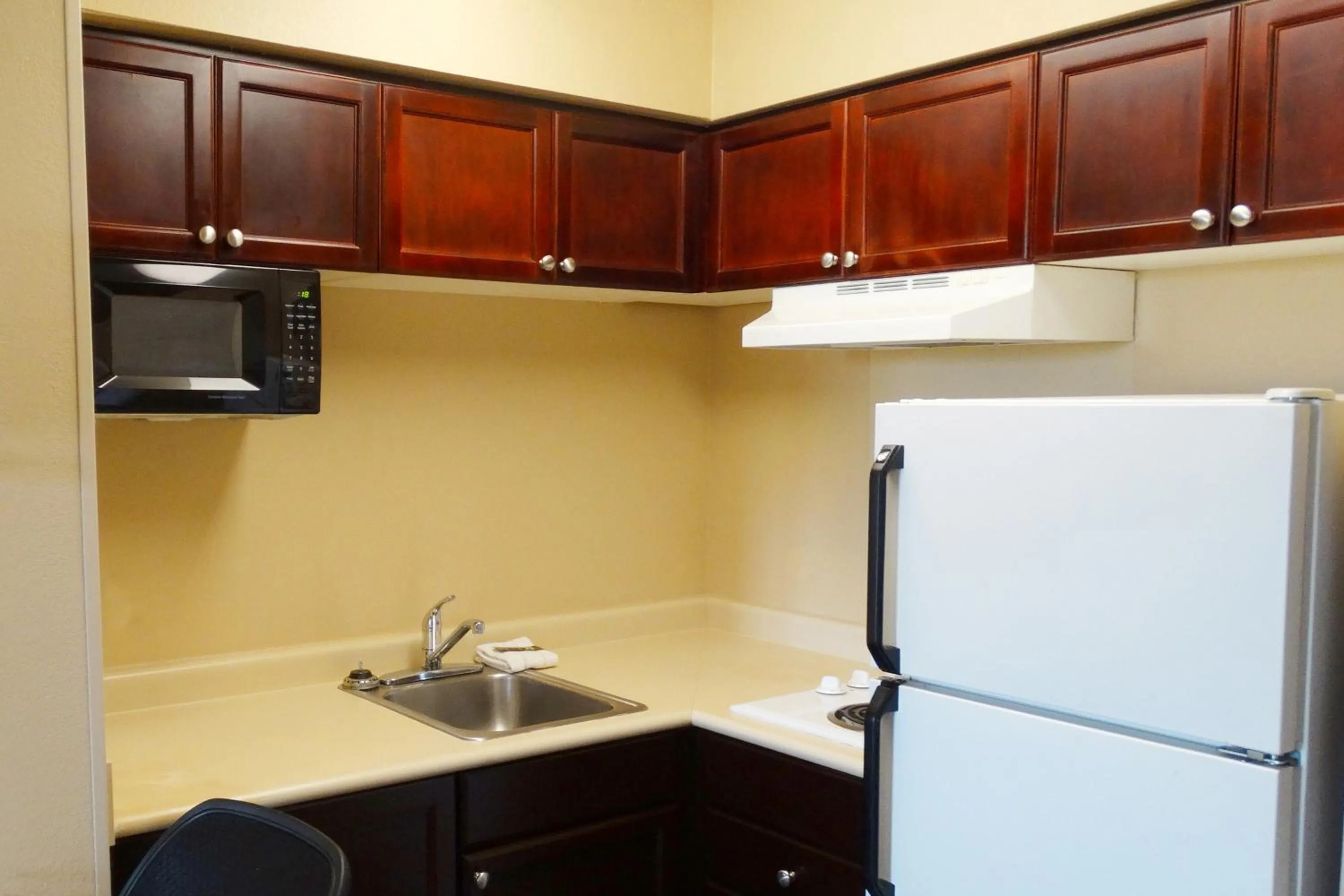Kitchen or kitchenette in Extended Stay America Suites - Phoenix - Chandler - E Chandler Blvd