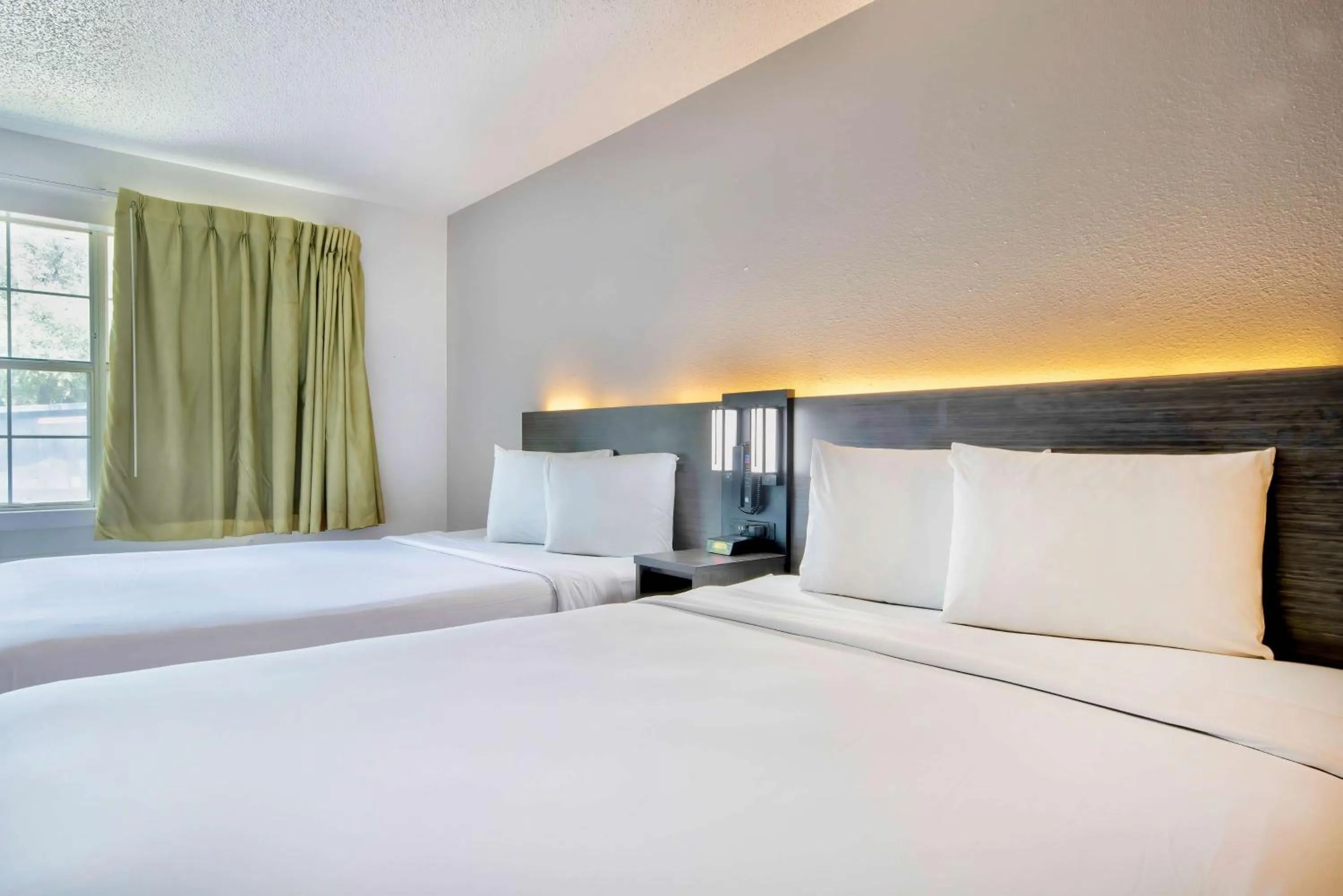 Photo of the whole room, Bed in Studio 6-San Antonio, TX - Medical Center