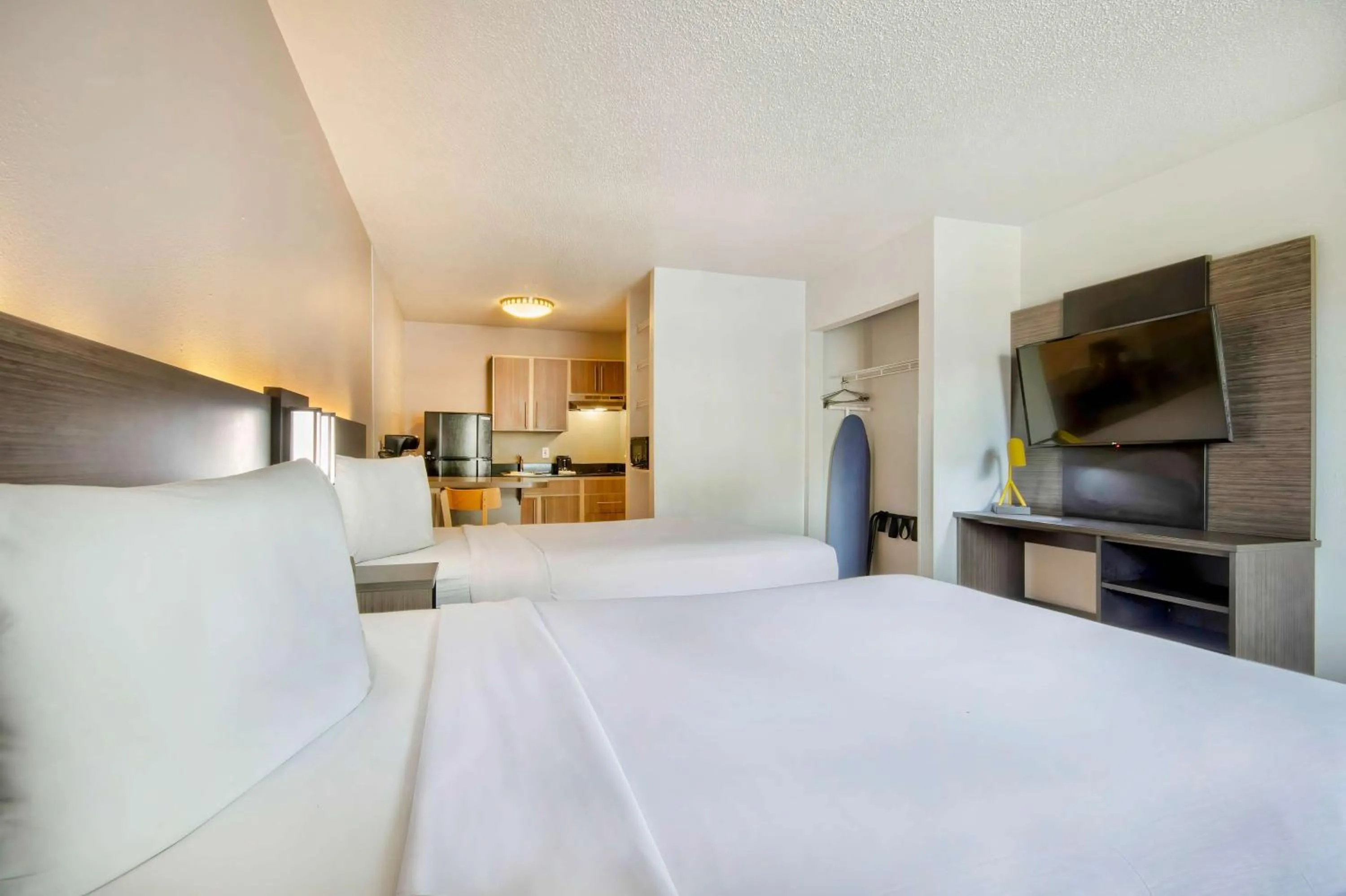 Photo of the whole room, Bed in Studio 6-San Antonio, TX - Medical Center