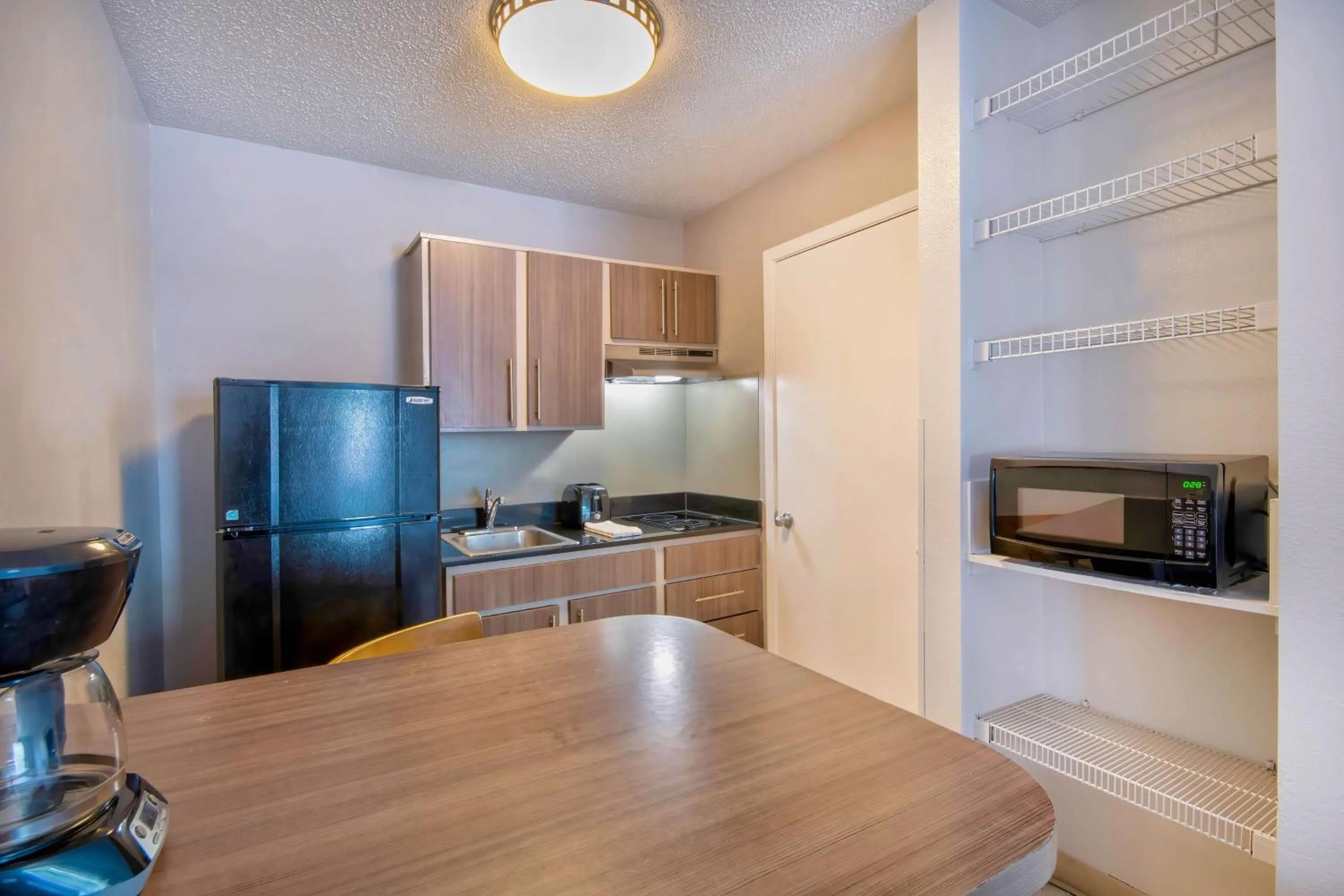 Photo of the whole room in Studio 6-San Antonio, TX - Medical Center