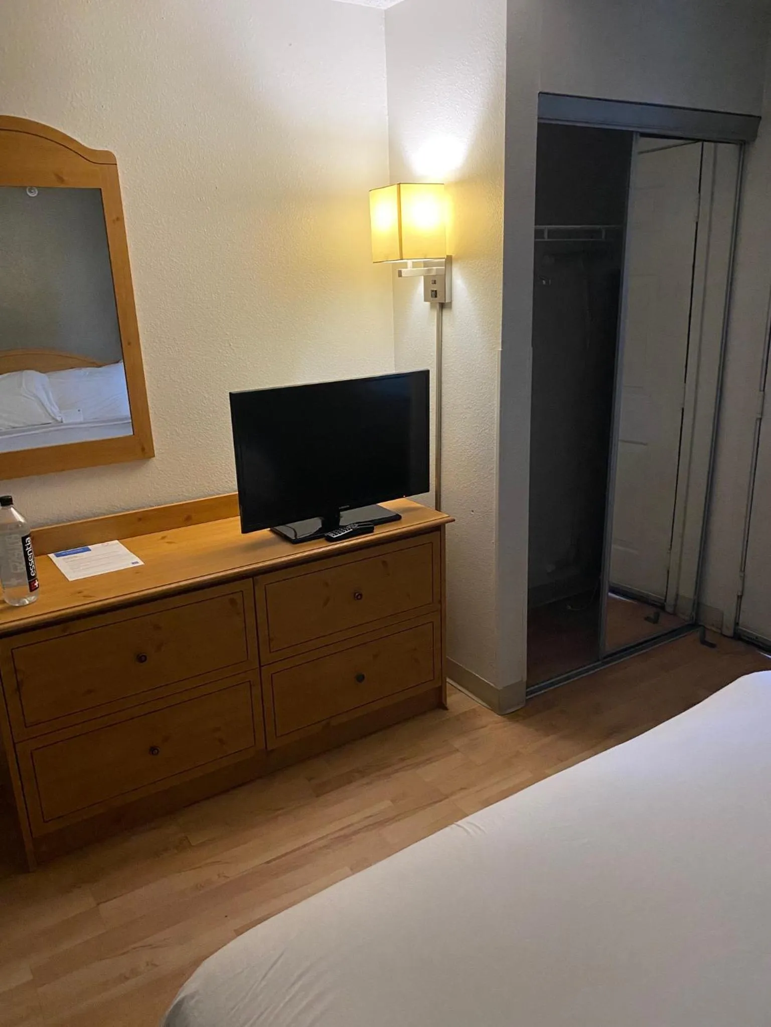 TV and multimedia, Bed in Studio 6-San Antonio, TX - Medical Center