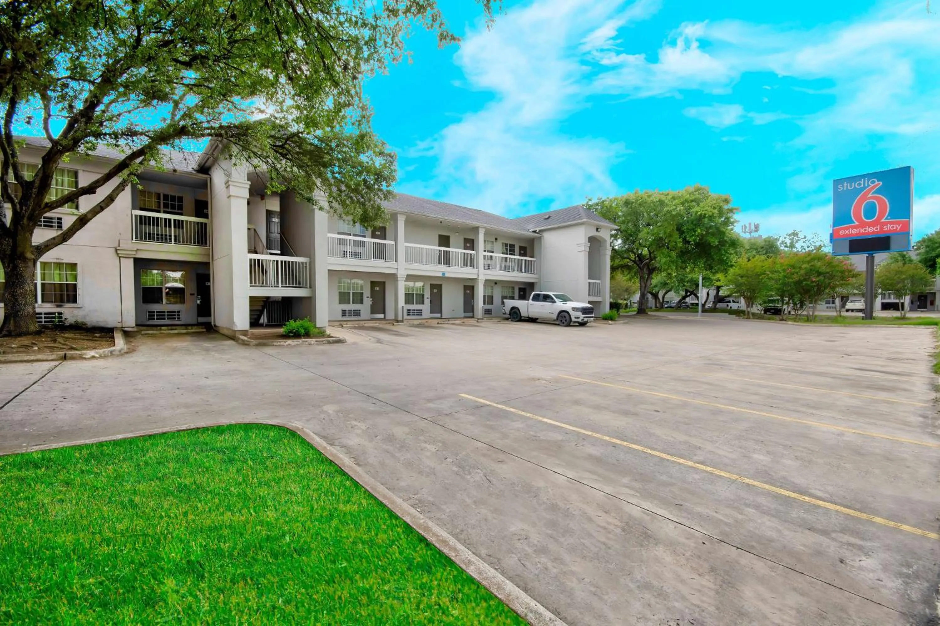 Property building in Studio 6-San Antonio, TX - Medical Center