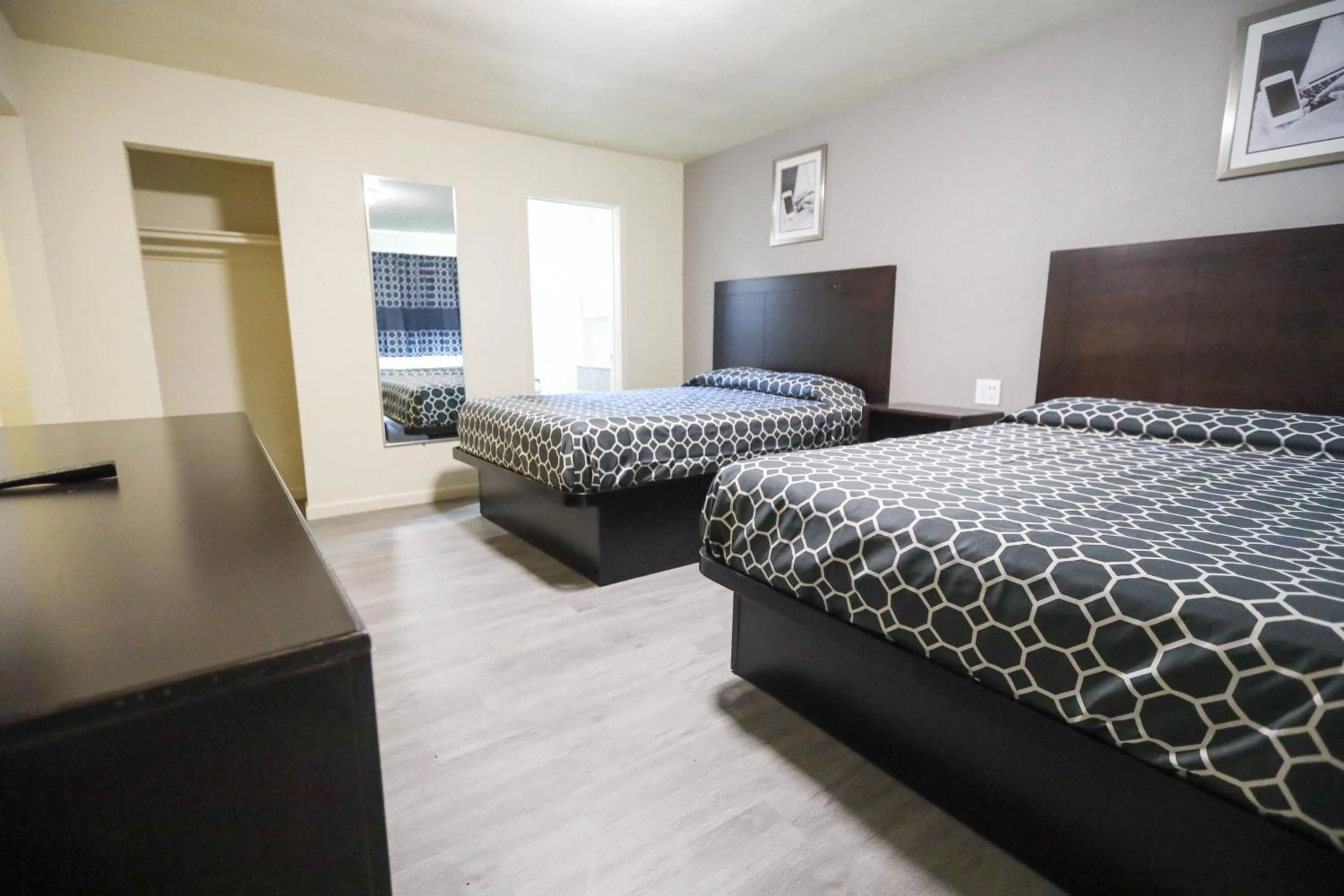 Bedroom, Bed in Sky Riders Motel