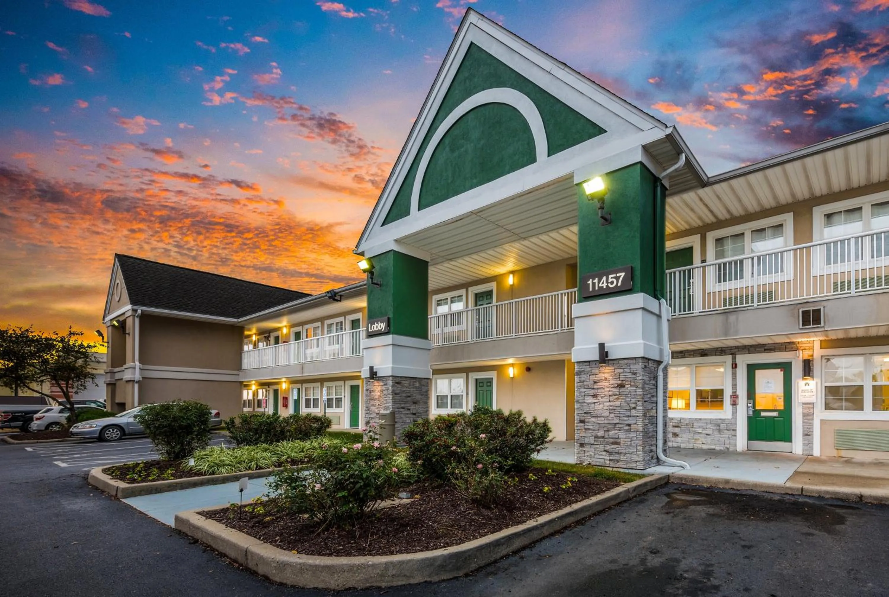 Property building in HomeTowne by Red Roof Studios Cincinnati - Sharonville