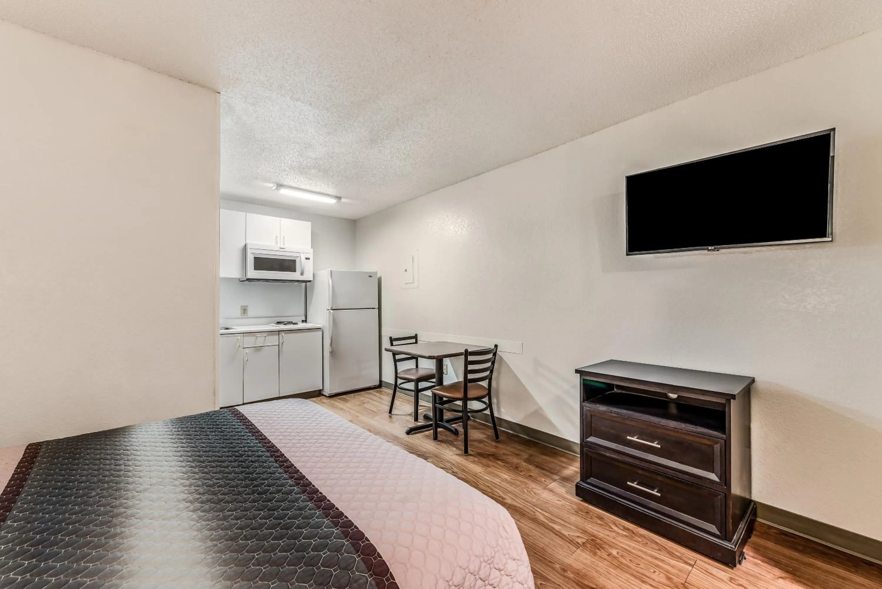 Photo of the whole room in HomeTowne by Red Roof Studios Cincinnati - Sharonville