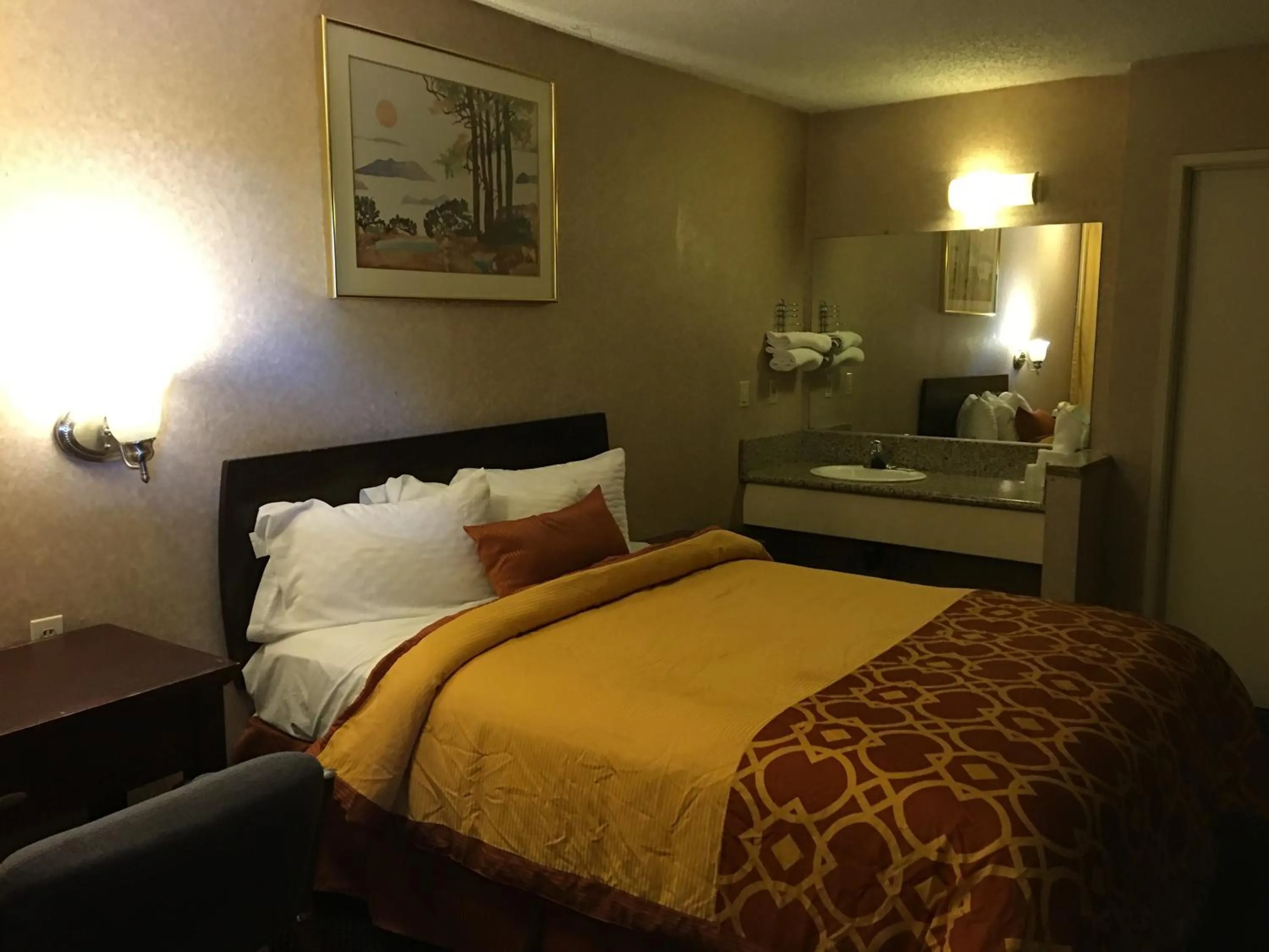 Bed in Executive Suites Inn