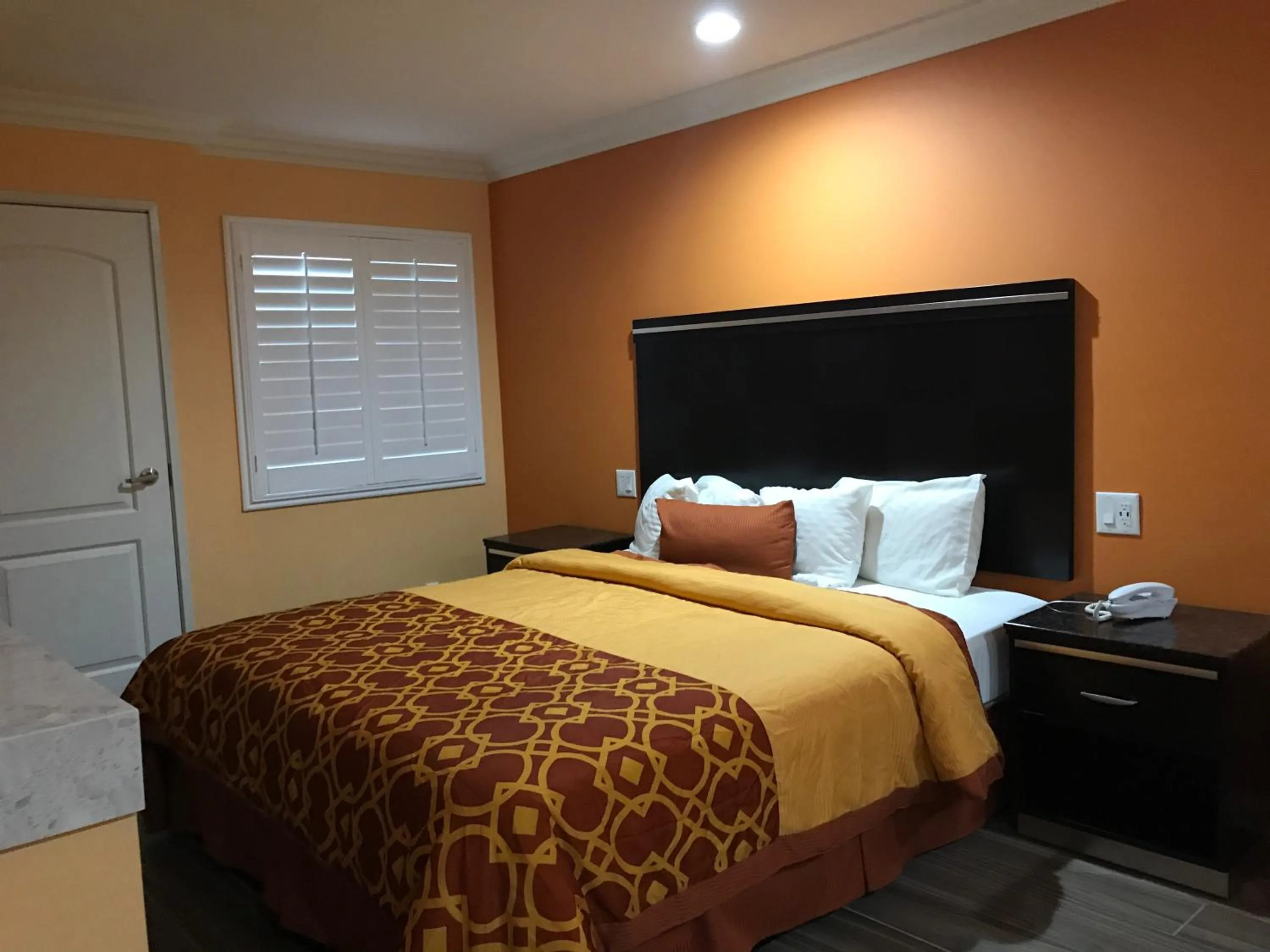 Bedroom, Bed in Executive Suites Inn