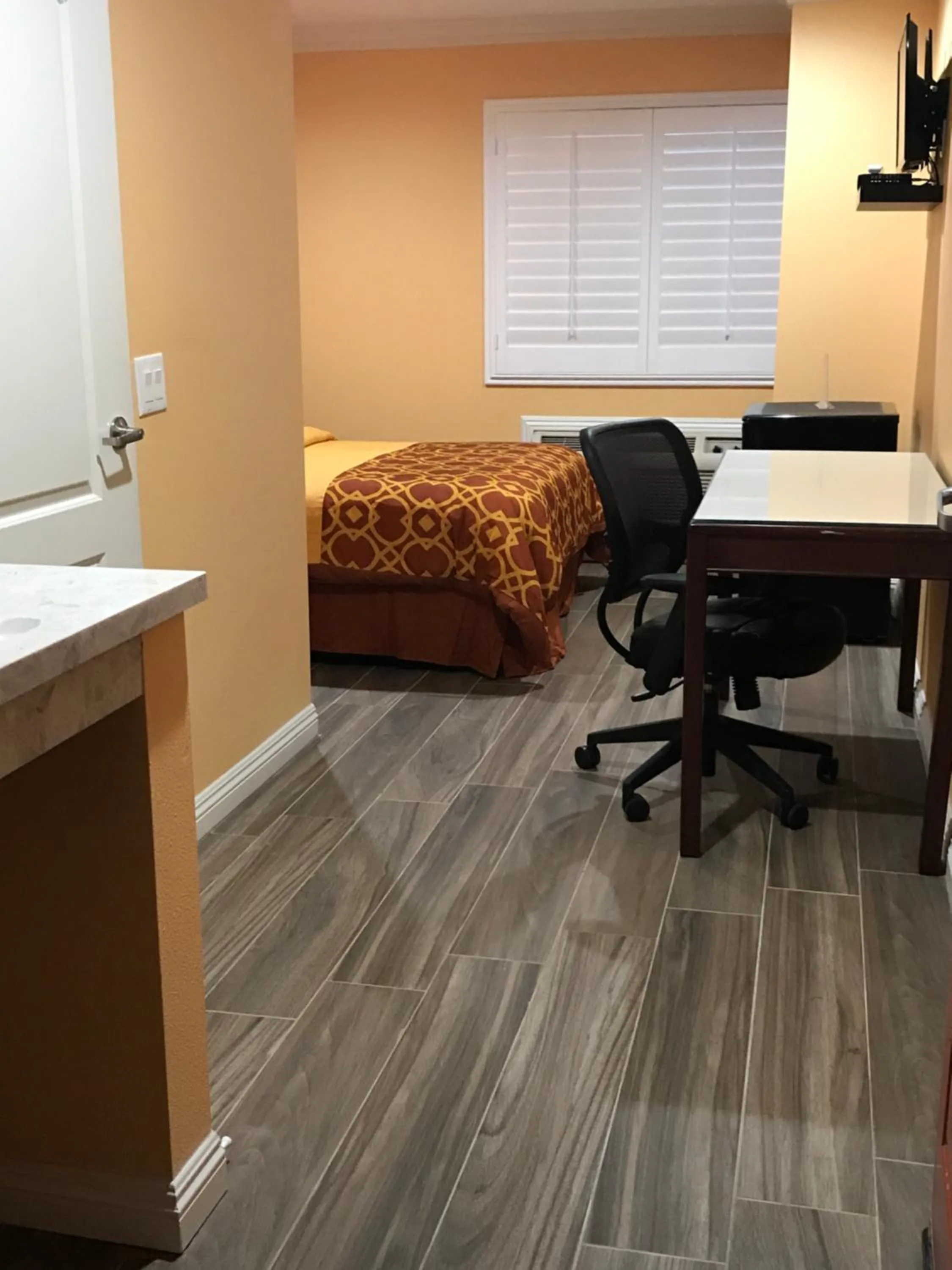 Bed in Executive Suites Inn