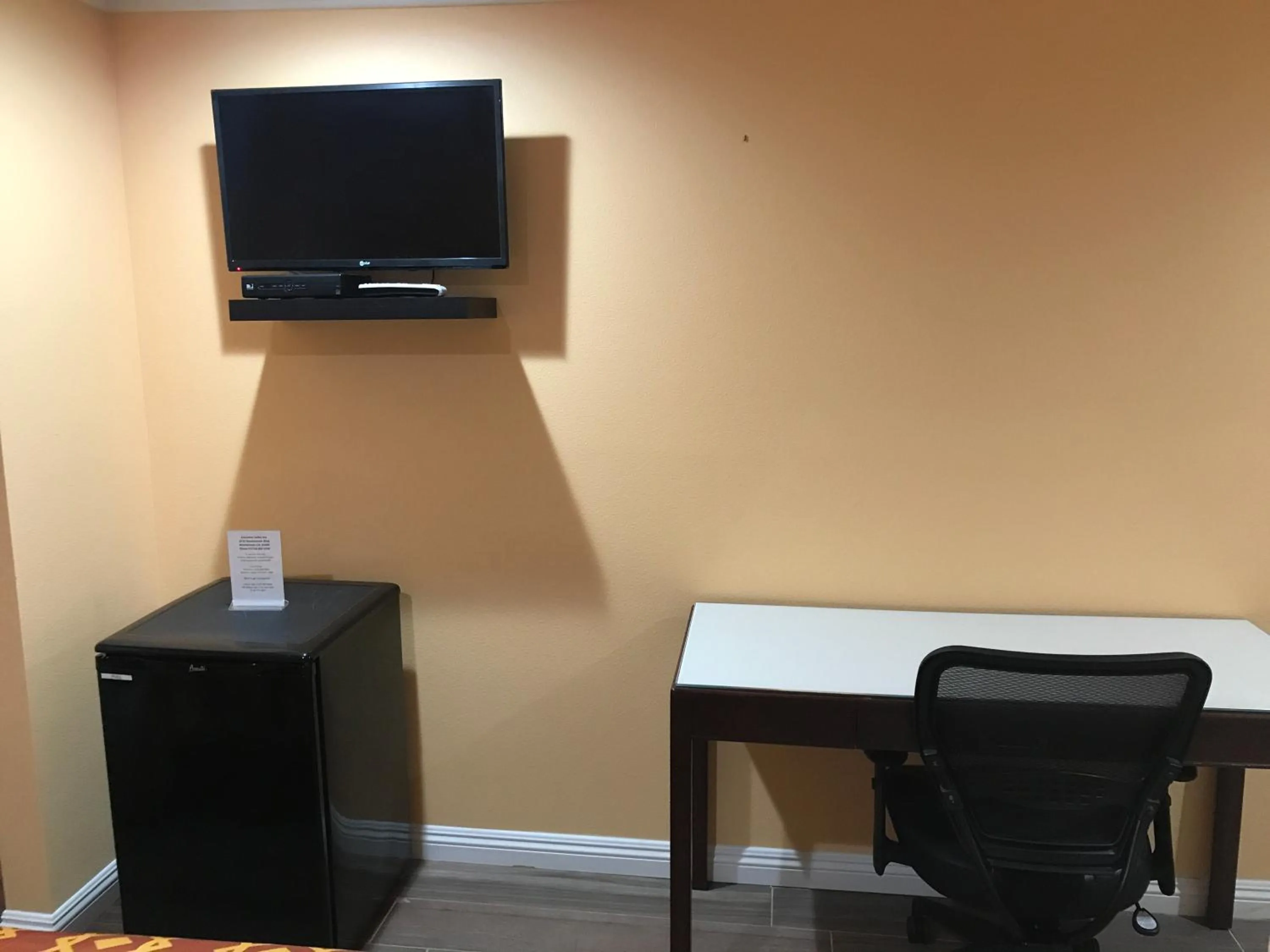 TV and multimedia in Executive Suites Inn