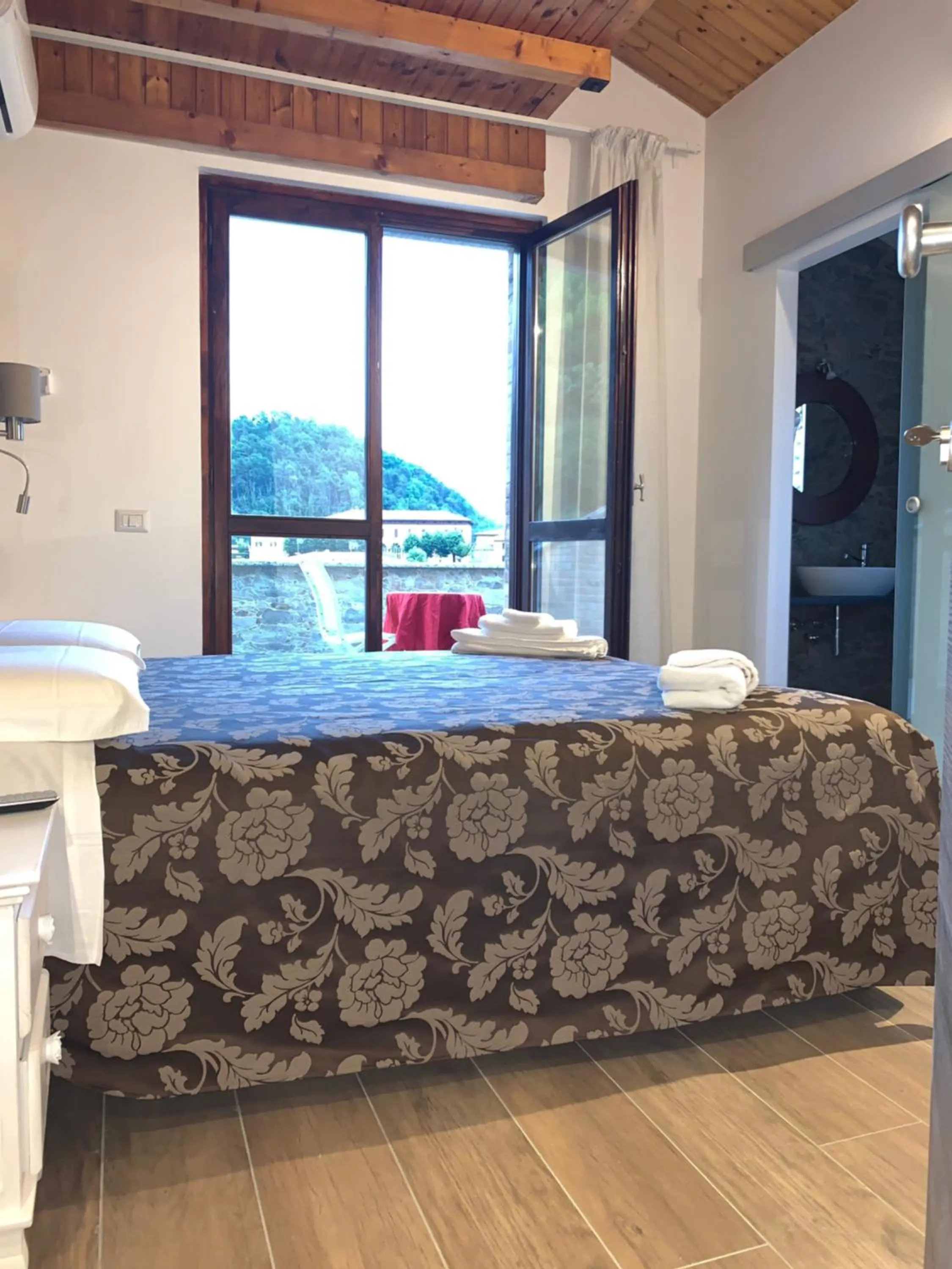 Photo of the whole room, Bed in Villa Cuore