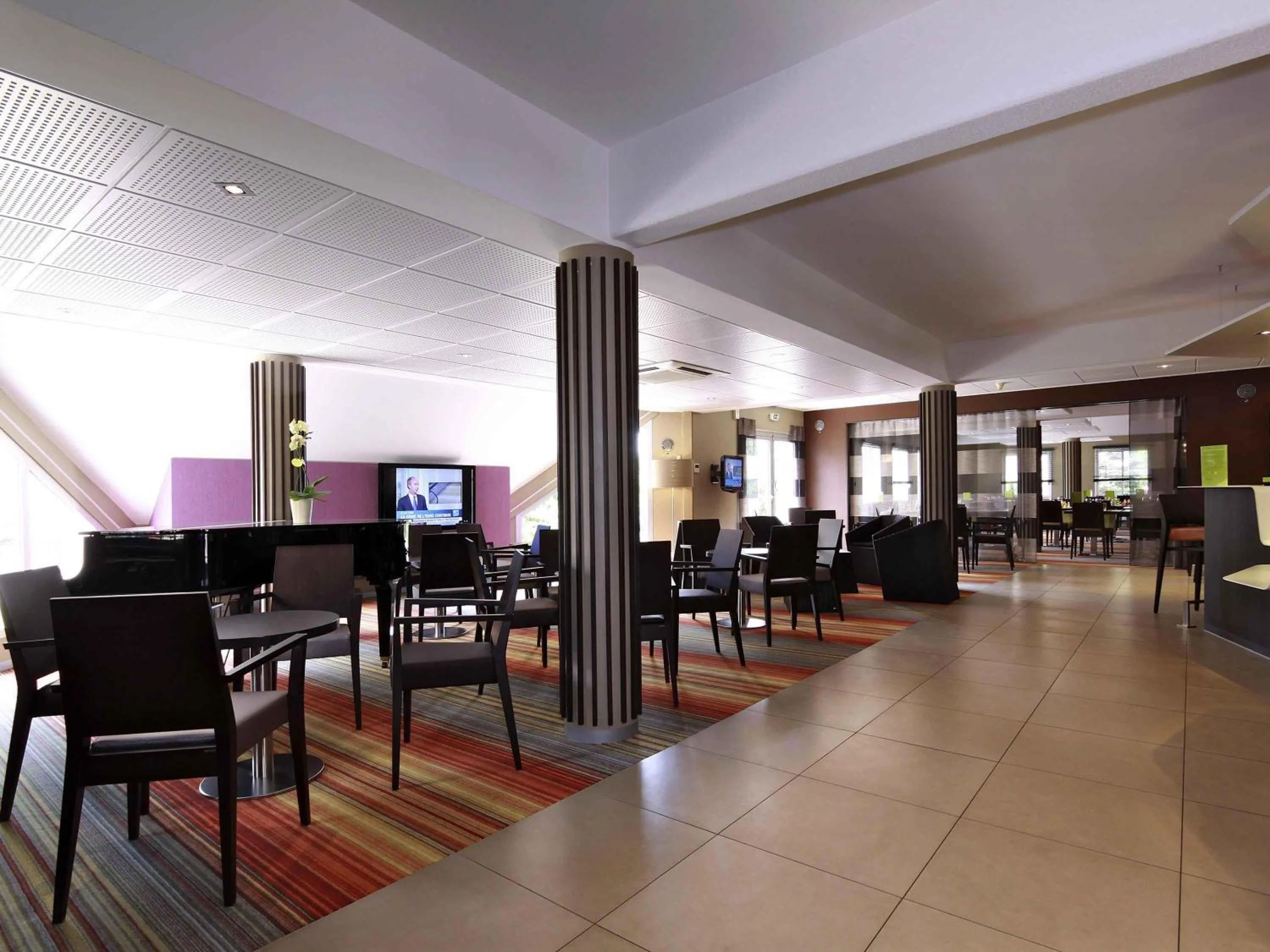 Lounge or bar in Mercure Hexagone Luxeuil