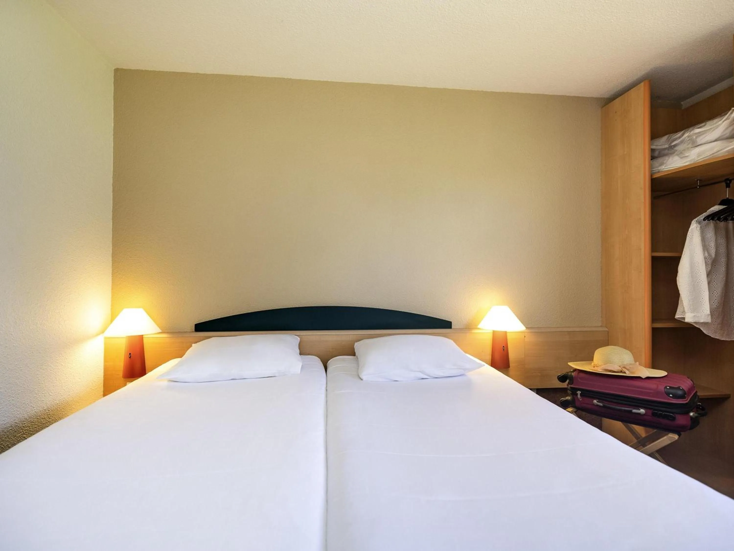 Bedroom, Bed in Hotel ibis Autun