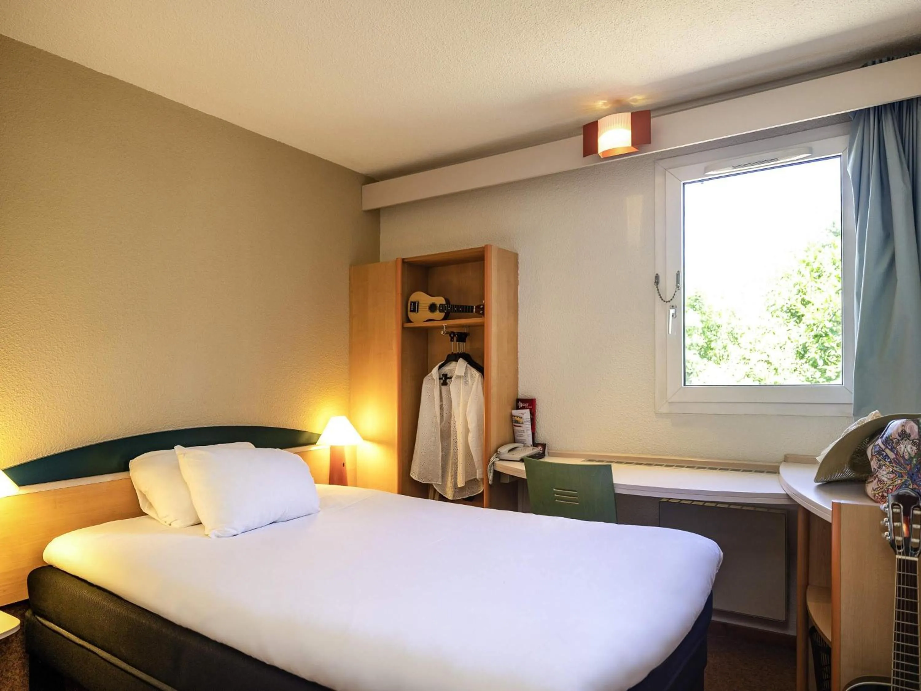 Bedroom, Bed in Hotel ibis Autun