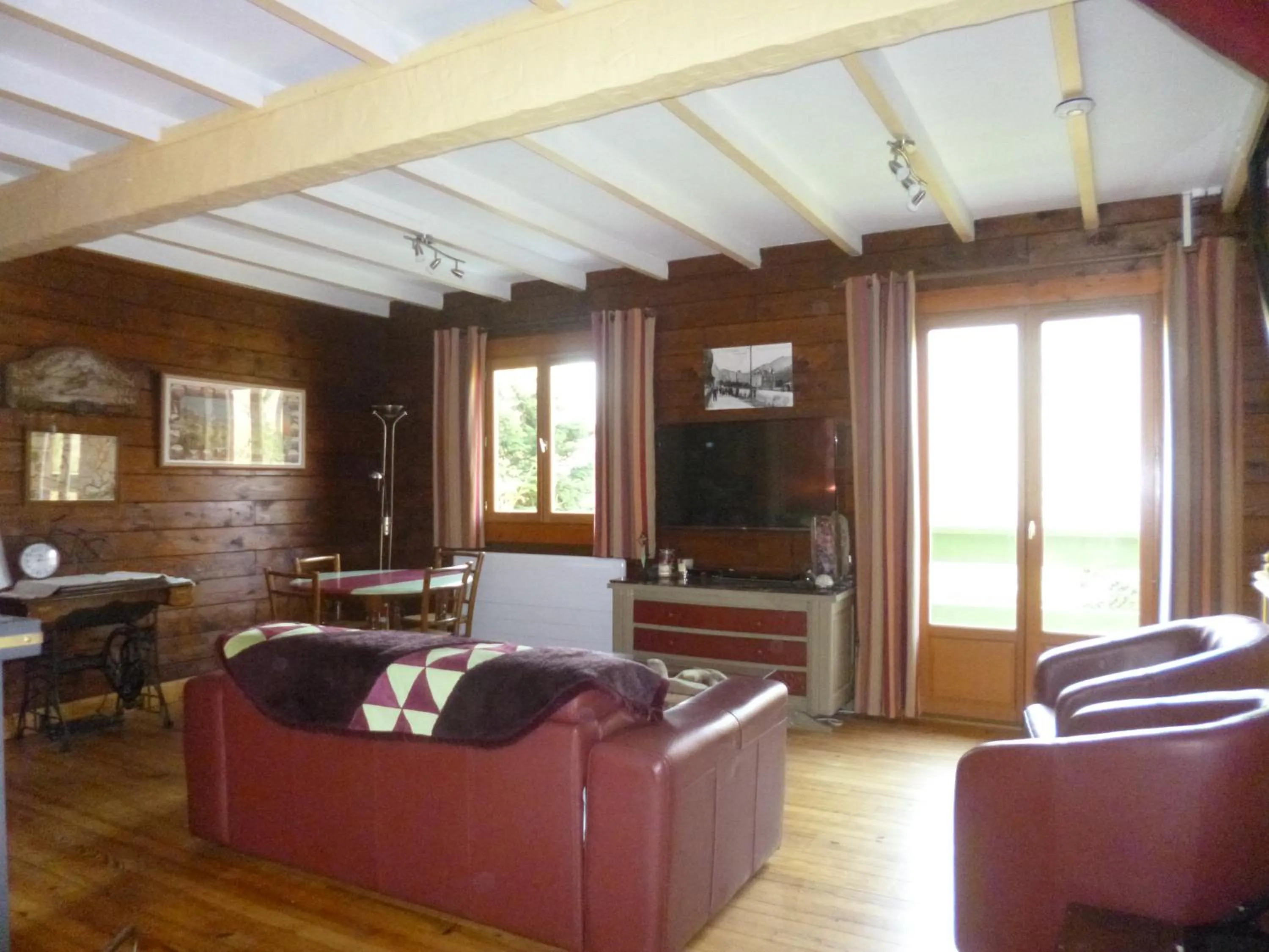 Communal lounge/ TV room in GREEN BIKE PYRENEES