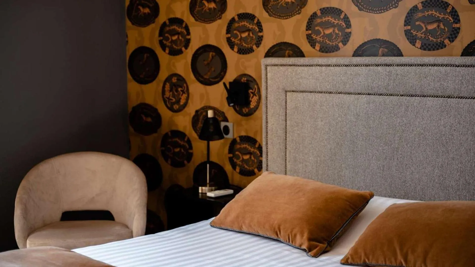 Property building, Bed in Le Grand Hotel