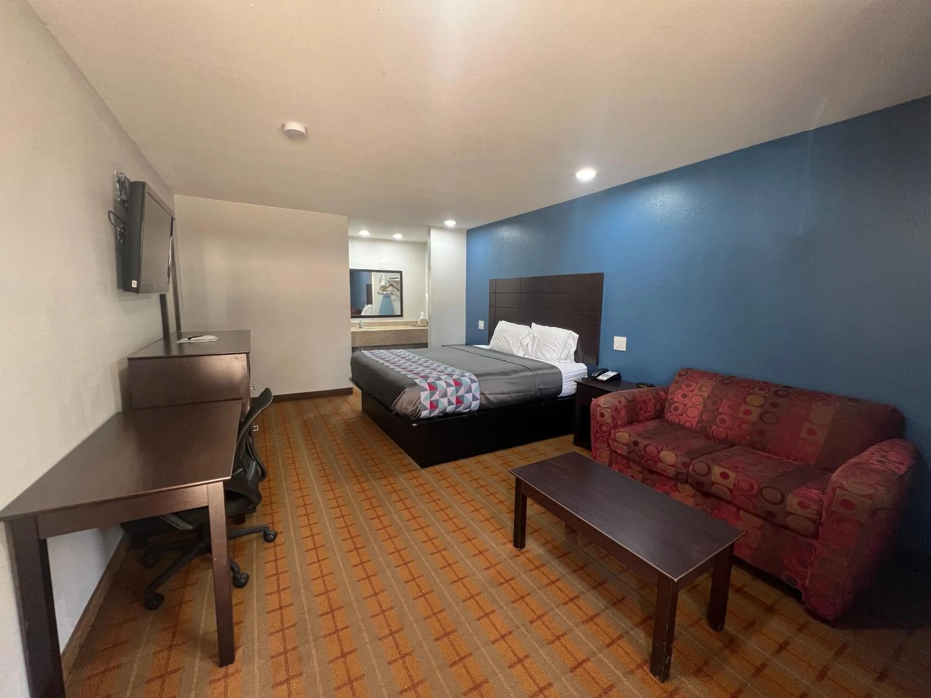 Photo of the whole room, Bed in Economy Inn Ashdown