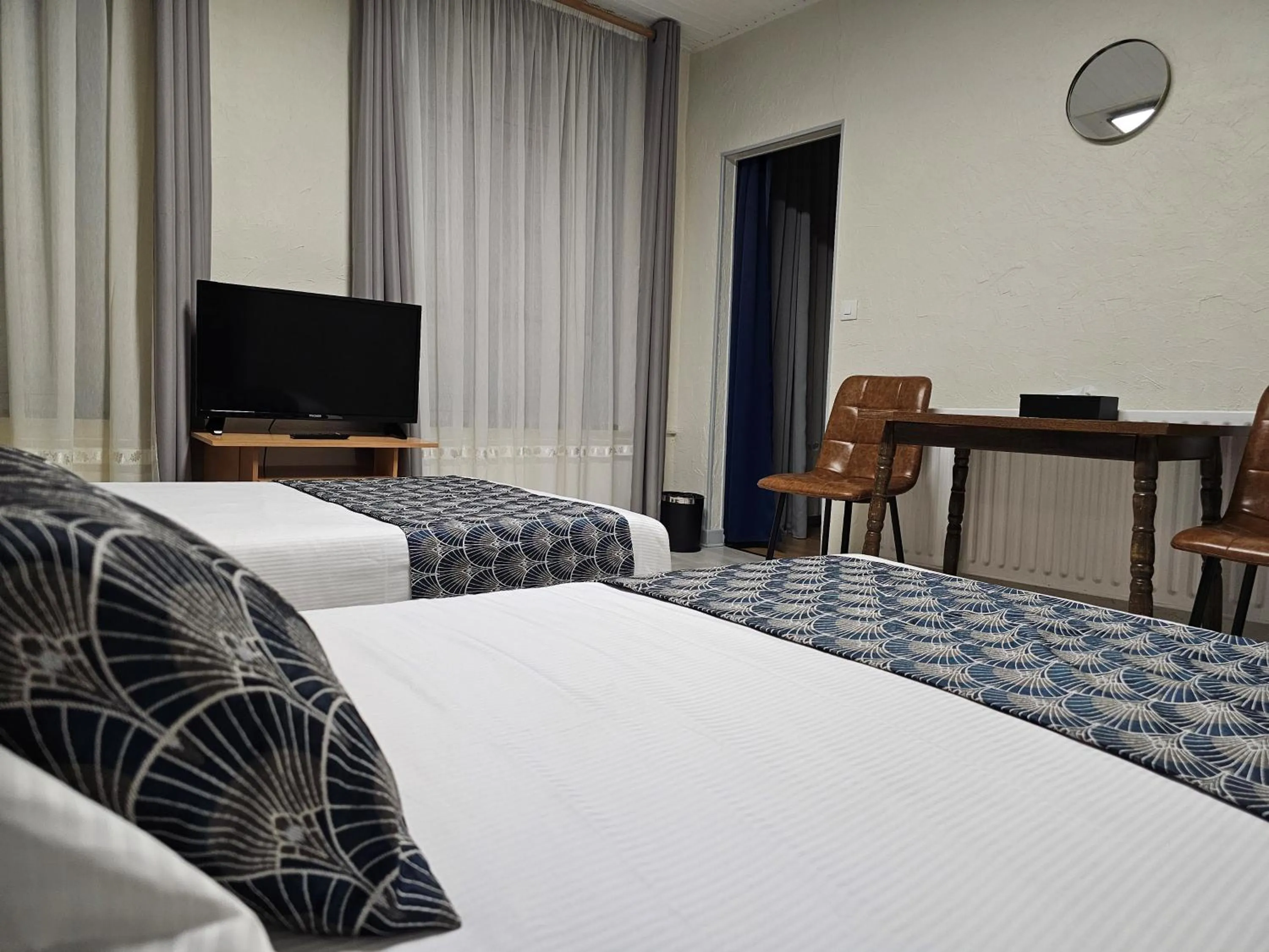 Photo of the whole room, Bed in Escal Hôtel