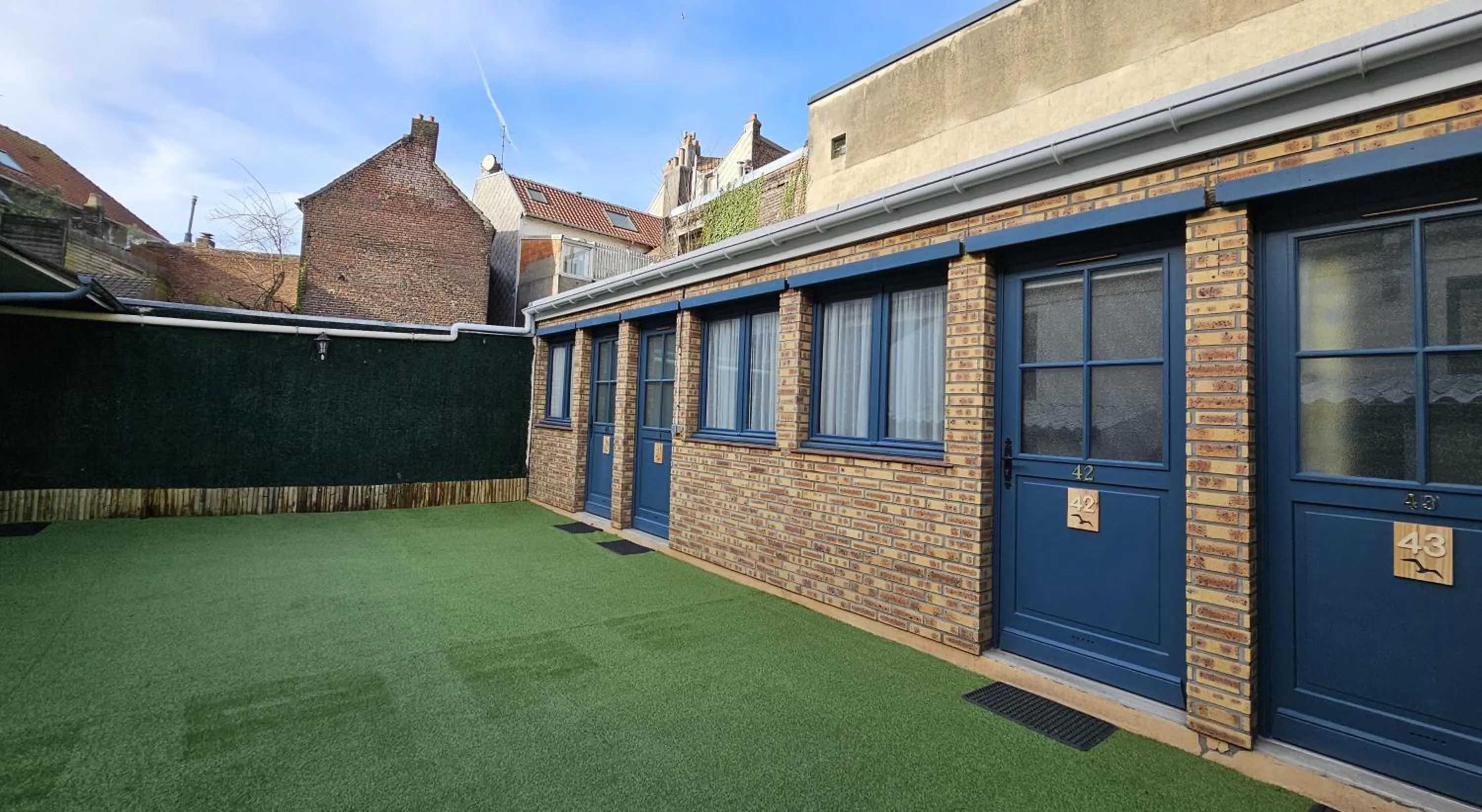 Inner courtyard view in Escal Hôtel