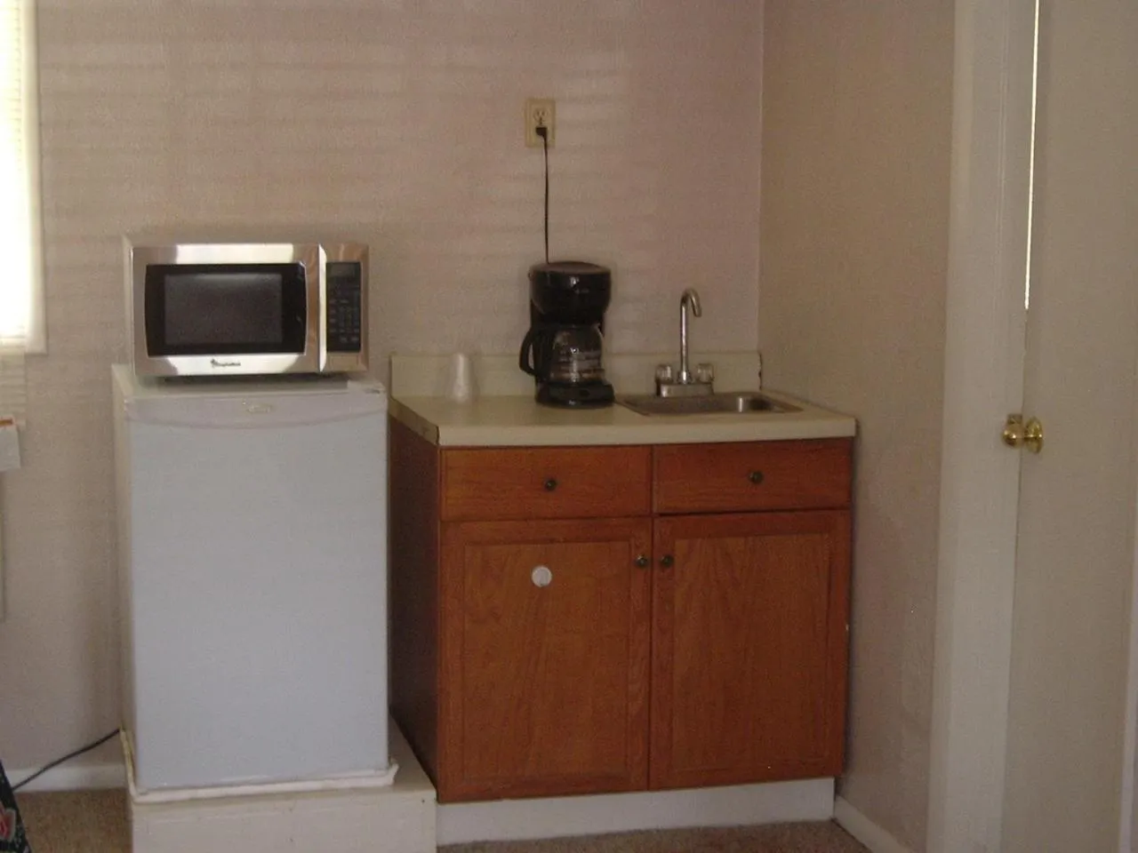Coffee/tea facilities in Fels Three Crown Motel