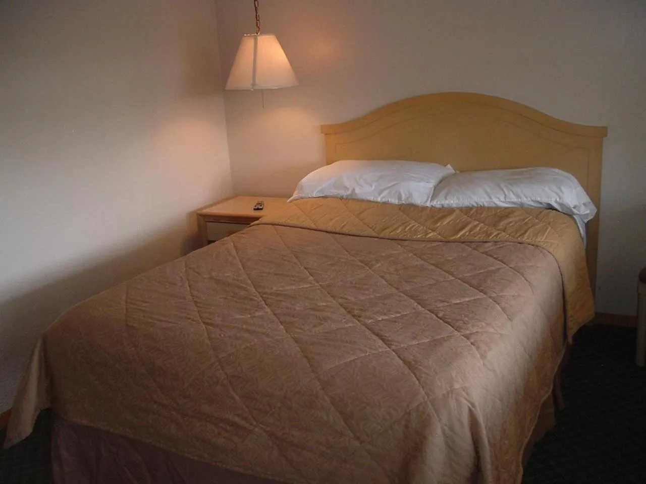 Bed in Fels Three Crown Motel