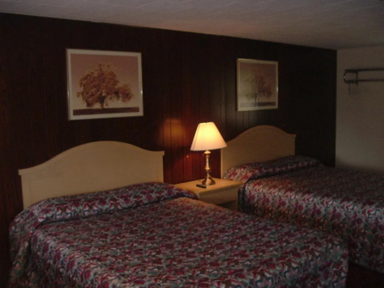 Bed in Fels Three Crown Motel