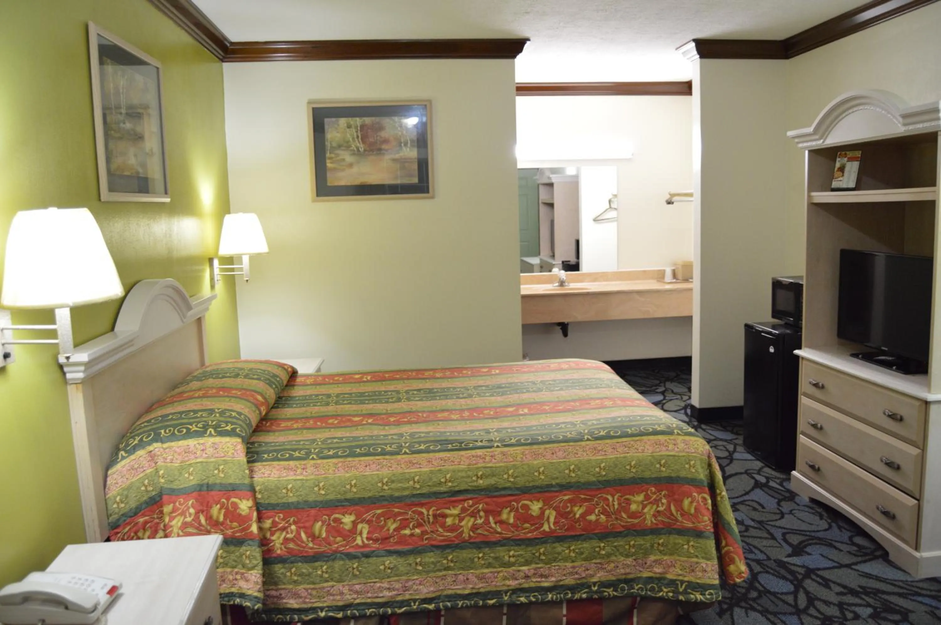 Photo of the whole room, Bed in Economy Inn Cuyahoga Falls
