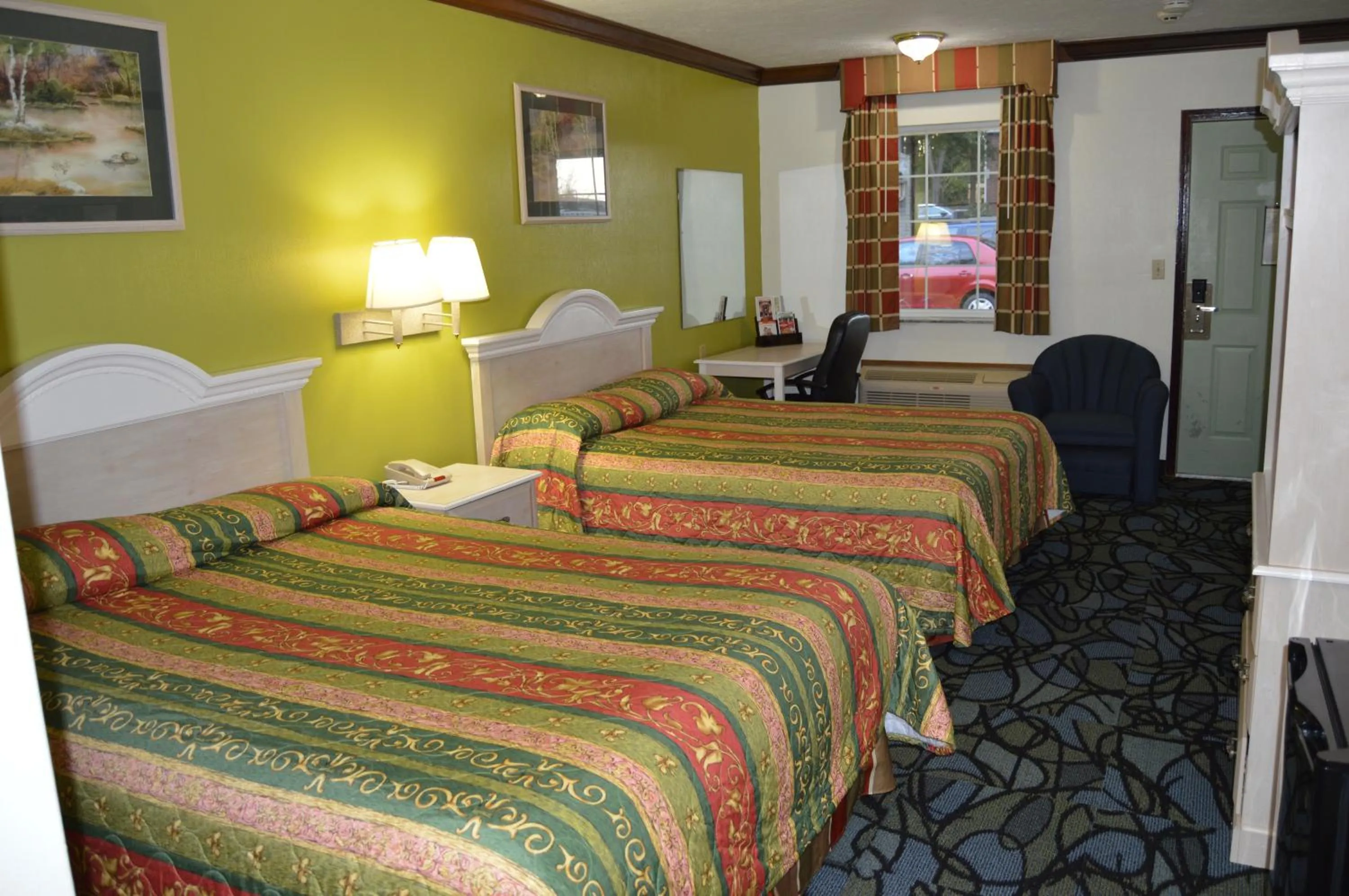 Photo of the whole room, Bed in Economy Inn Cuyahoga Falls