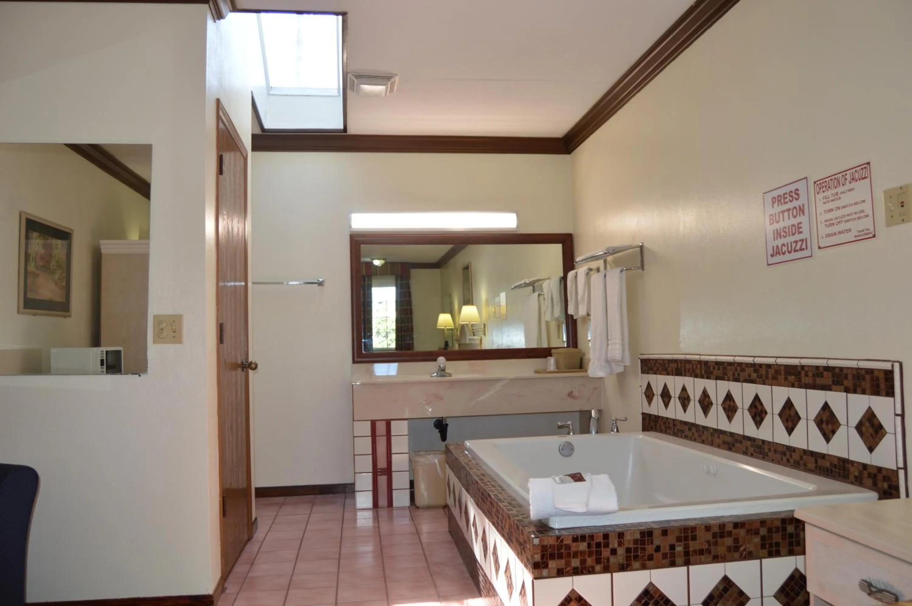 Other, Bed in Economy Inn Cuyahoga Falls