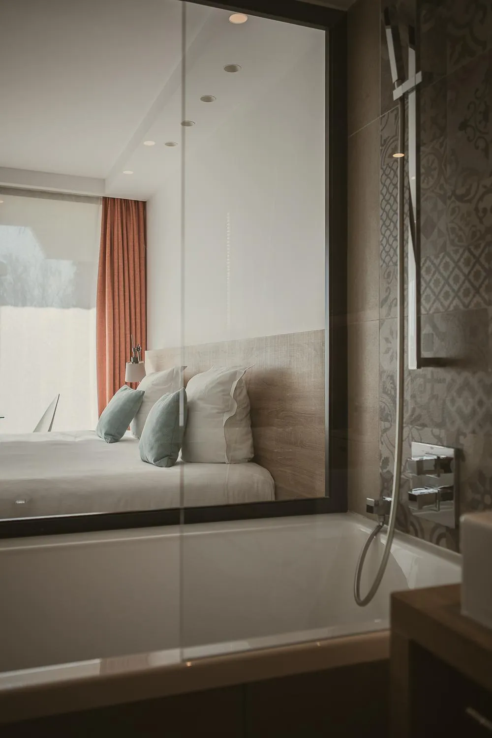 Shower, Bed in Hôtel La Plage 5 étoiles La Grande Motte