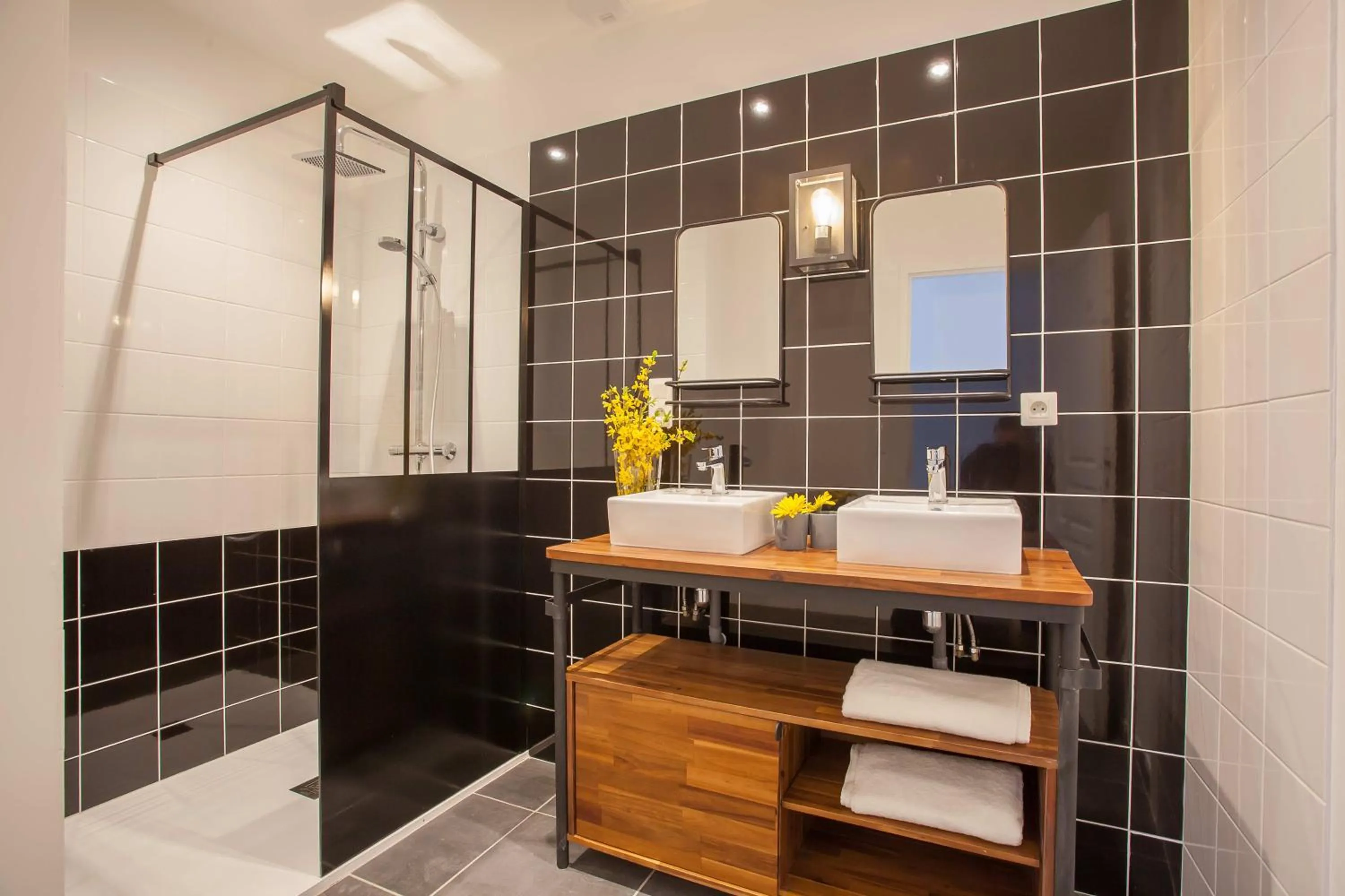 Shower in Clos Olivier de Serres