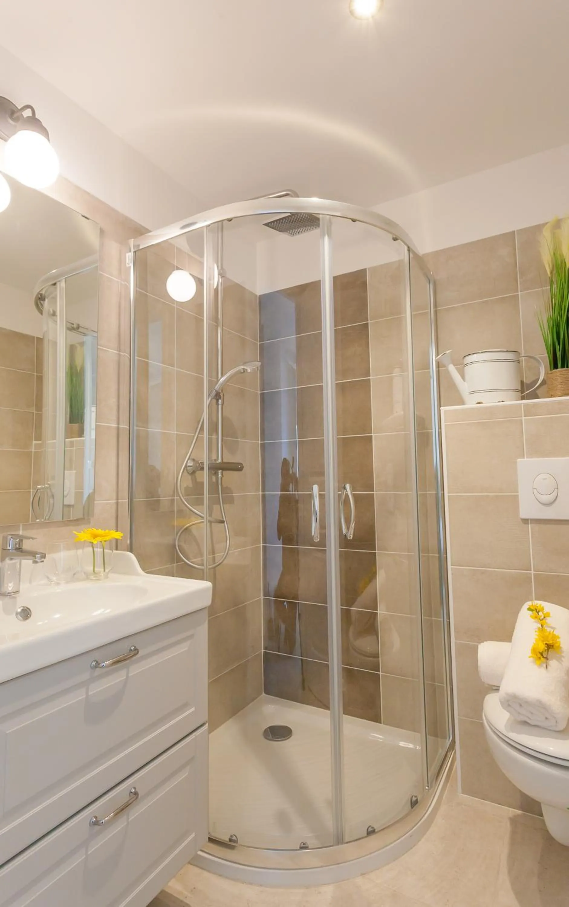 Shower in Clos Olivier de Serres