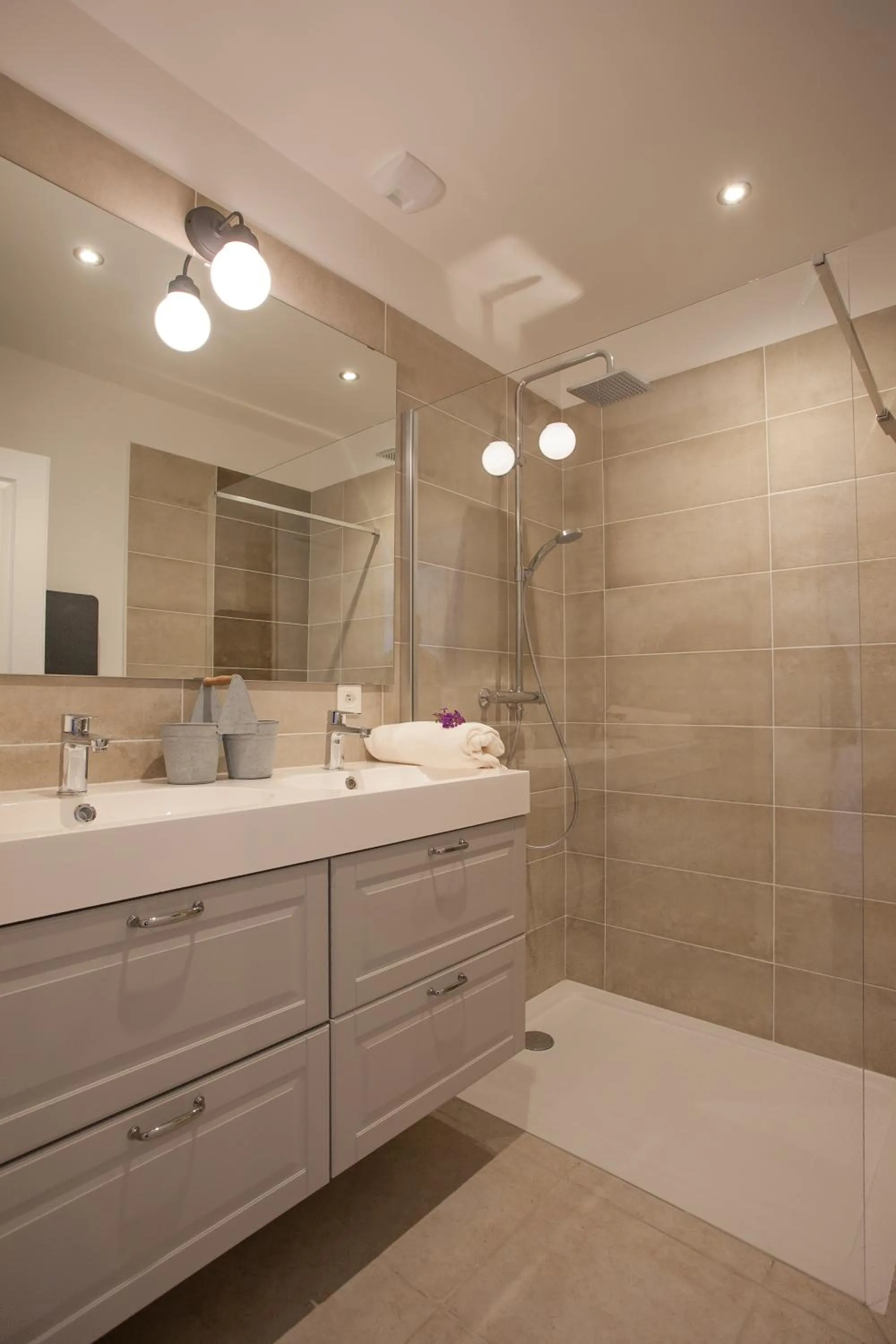 Shower in Clos Olivier de Serres