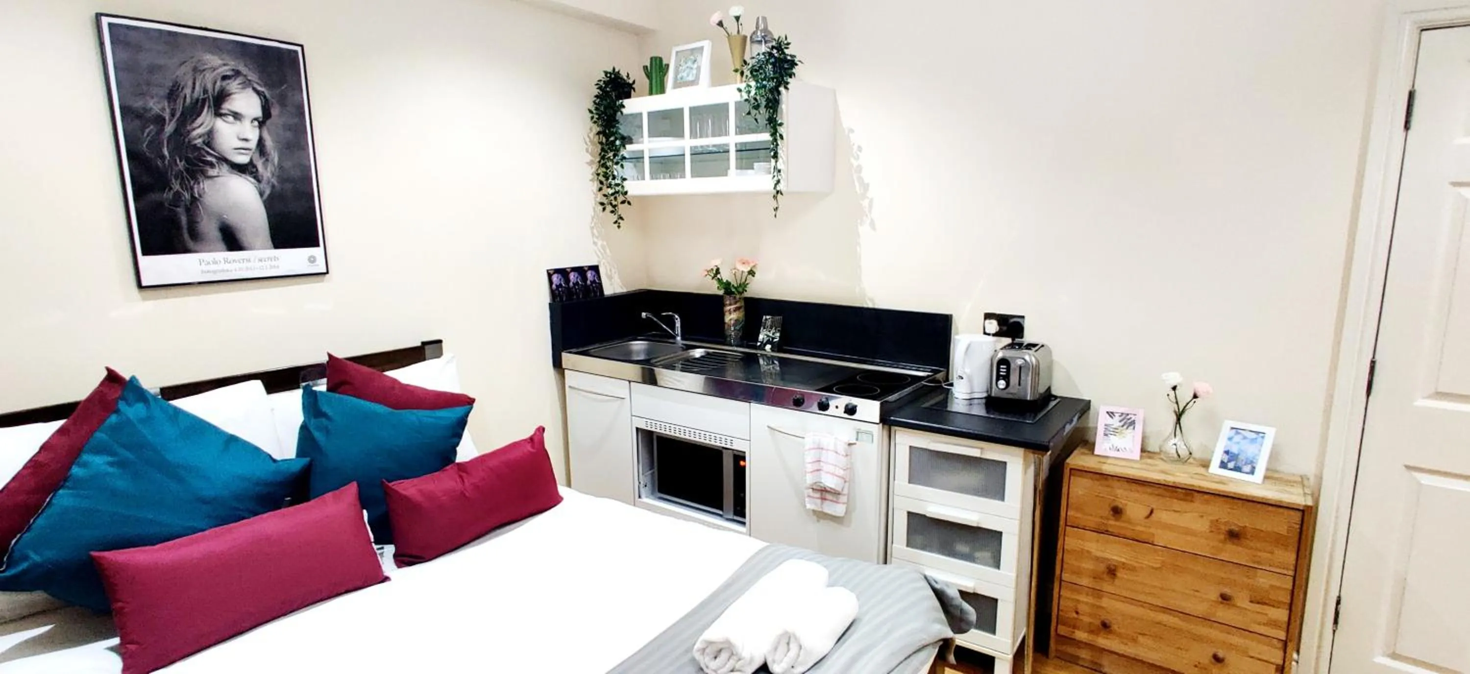 Kitchen or kitchenette in White's Row Resident