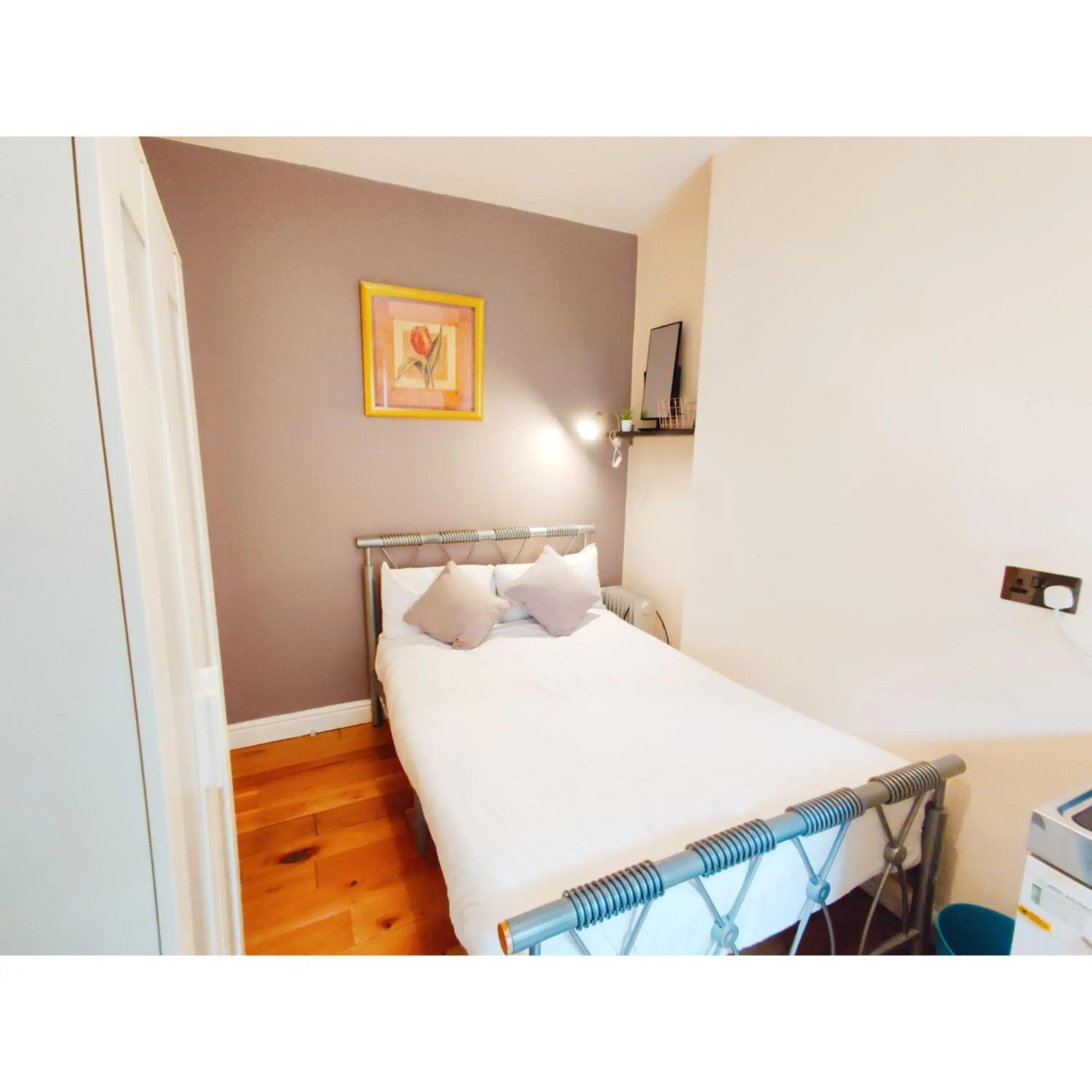 Budget Double Room in White's Row Resident Budget Double Room in White's Row Resident