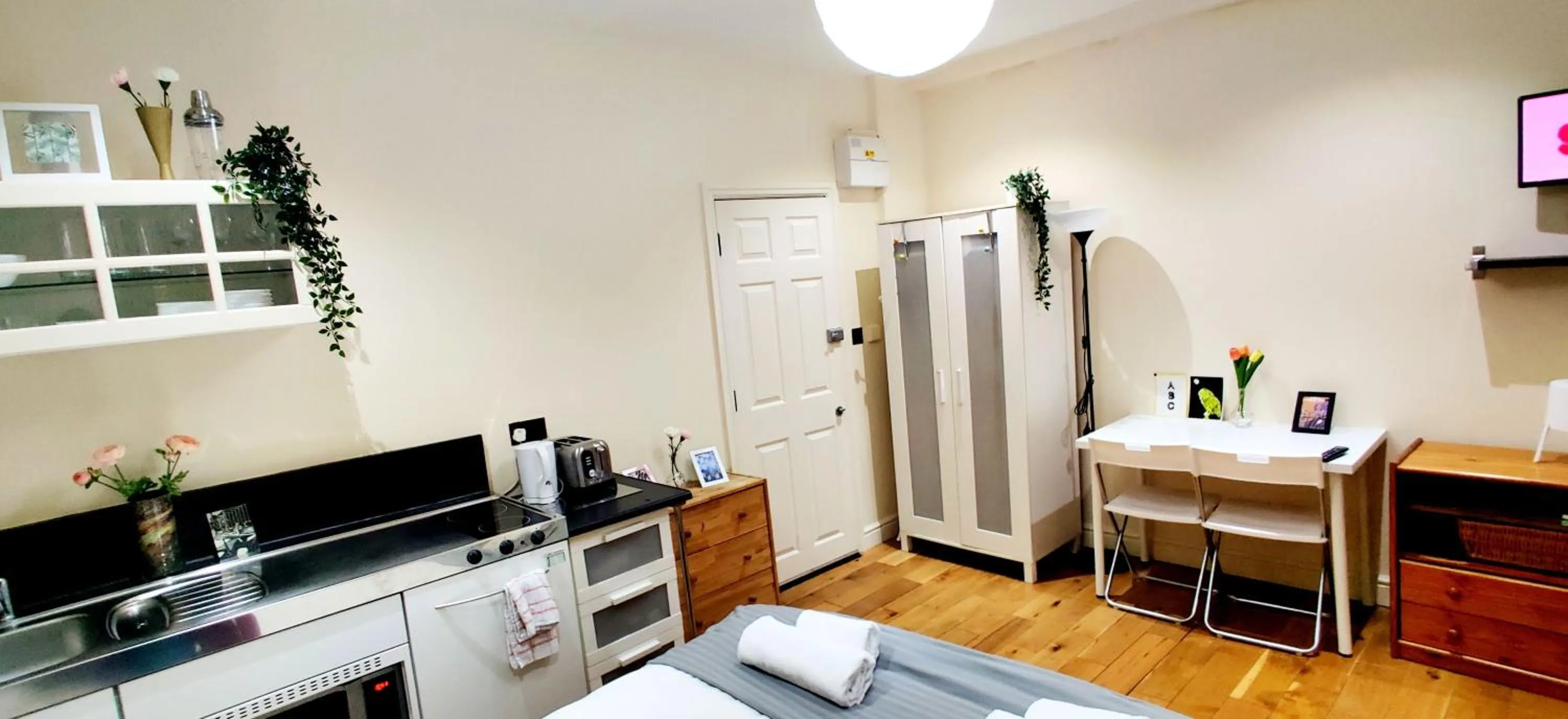 Kitchen or kitchenette in White's Row Resident