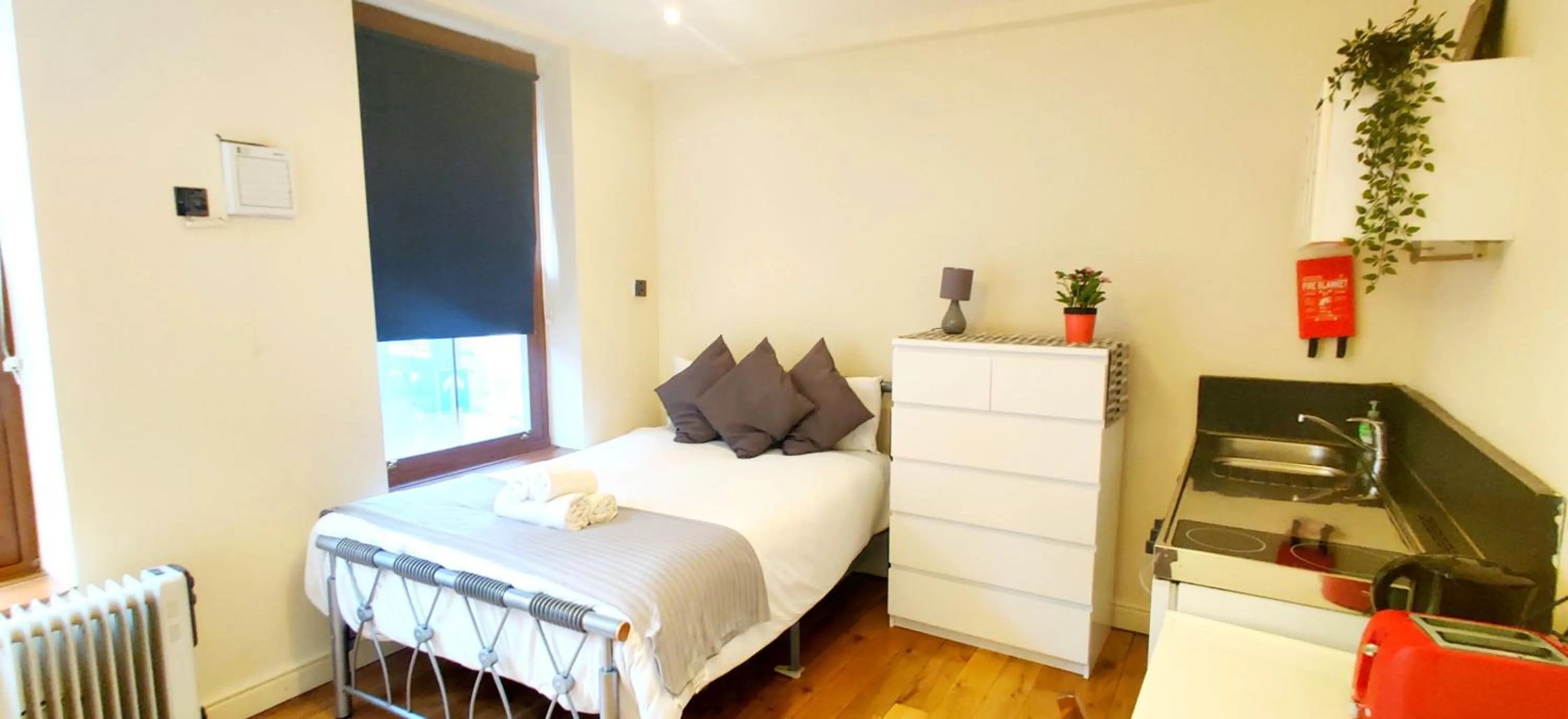 Bedroom, Bed in White's Row Resident