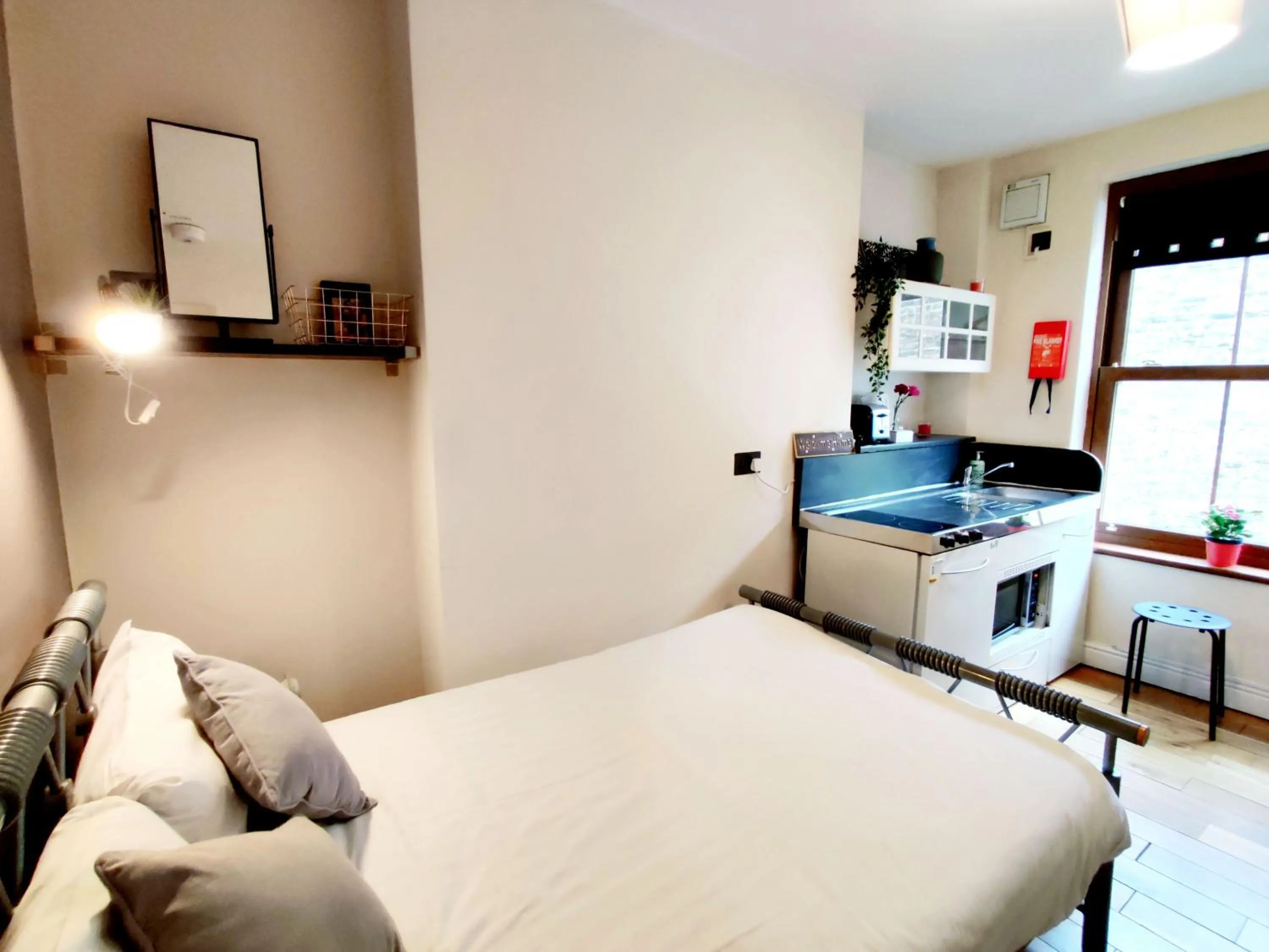 Kitchen or kitchenette, Bed in White's Row Resident