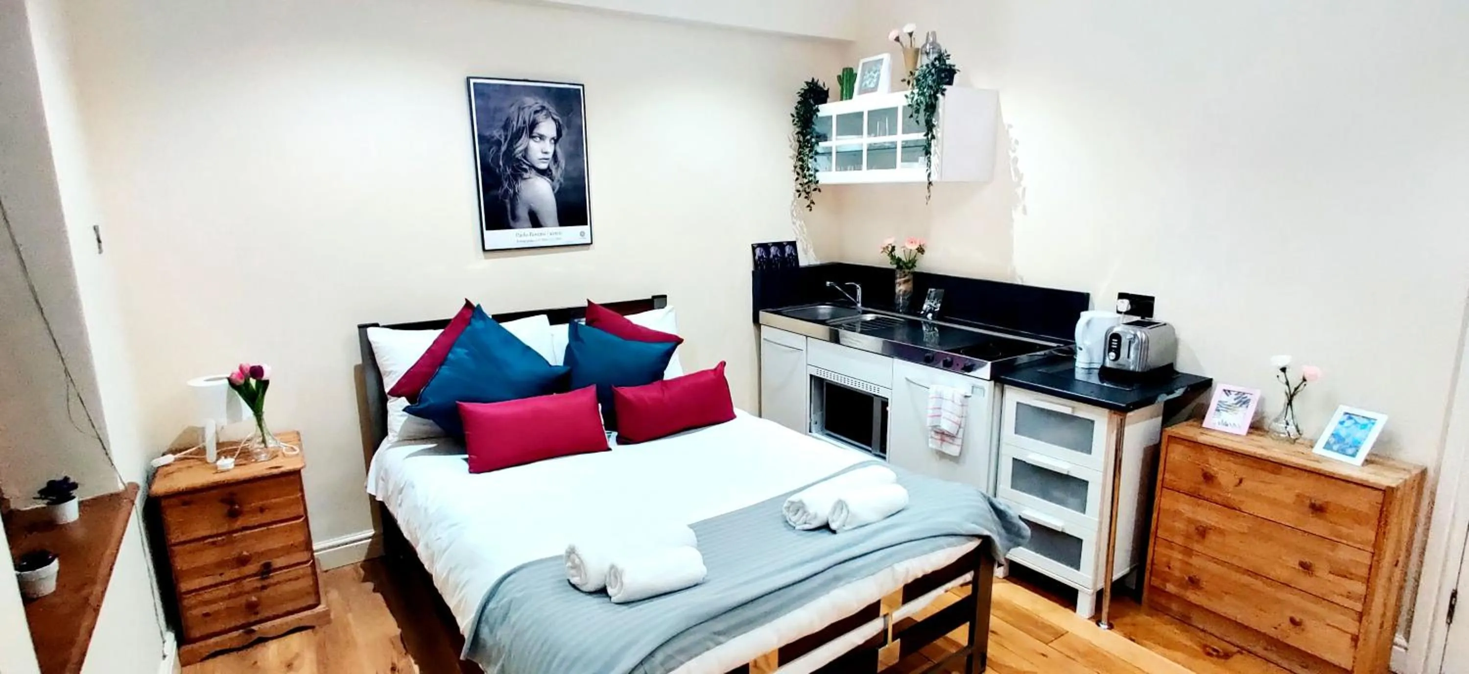 Photo of the whole room, Bed in White's Row Resident