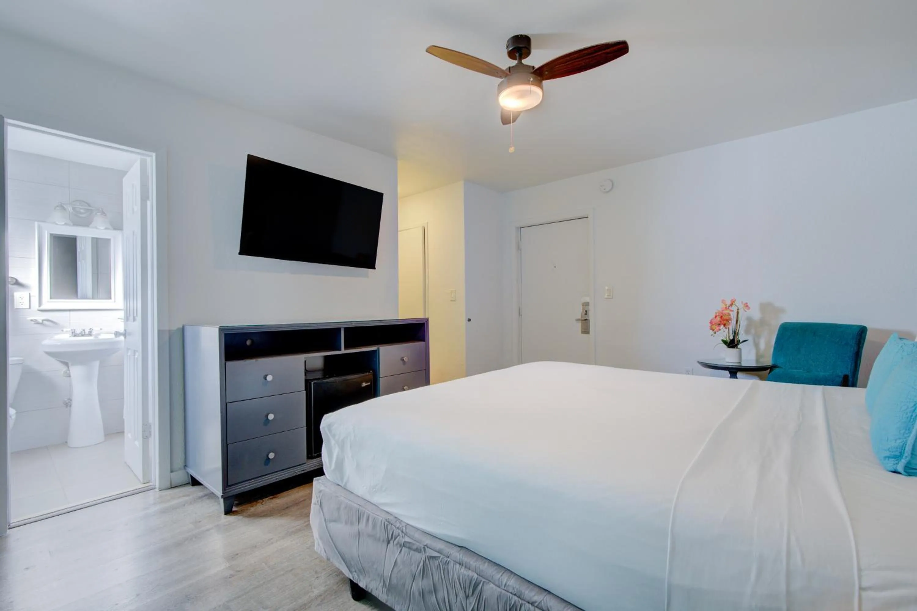 Bedroom, Bed in Leeward Motel By Capital O North Miami Beachside