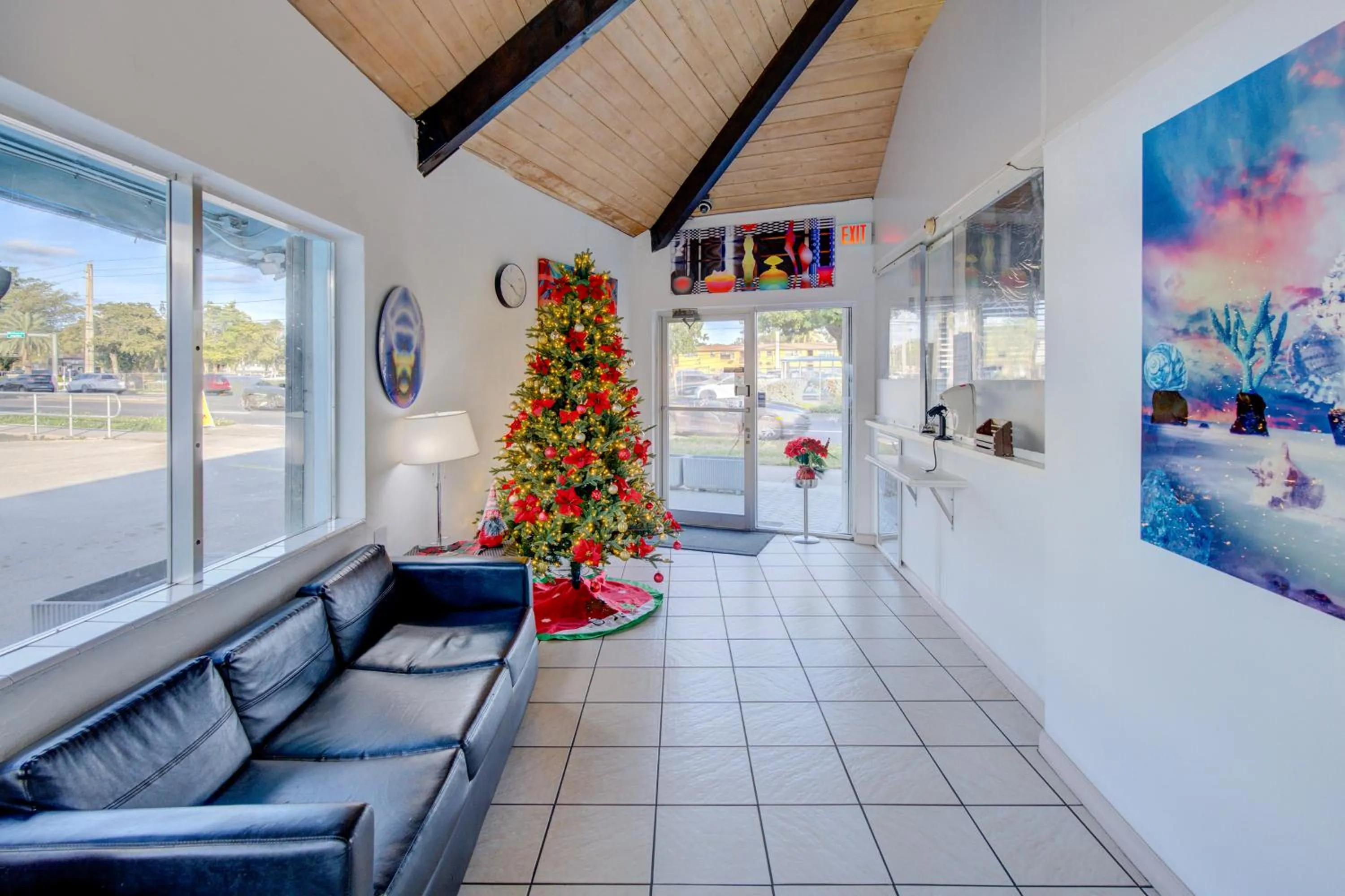 Seating area in Leeward Motel By Capital O North Miami Beachside