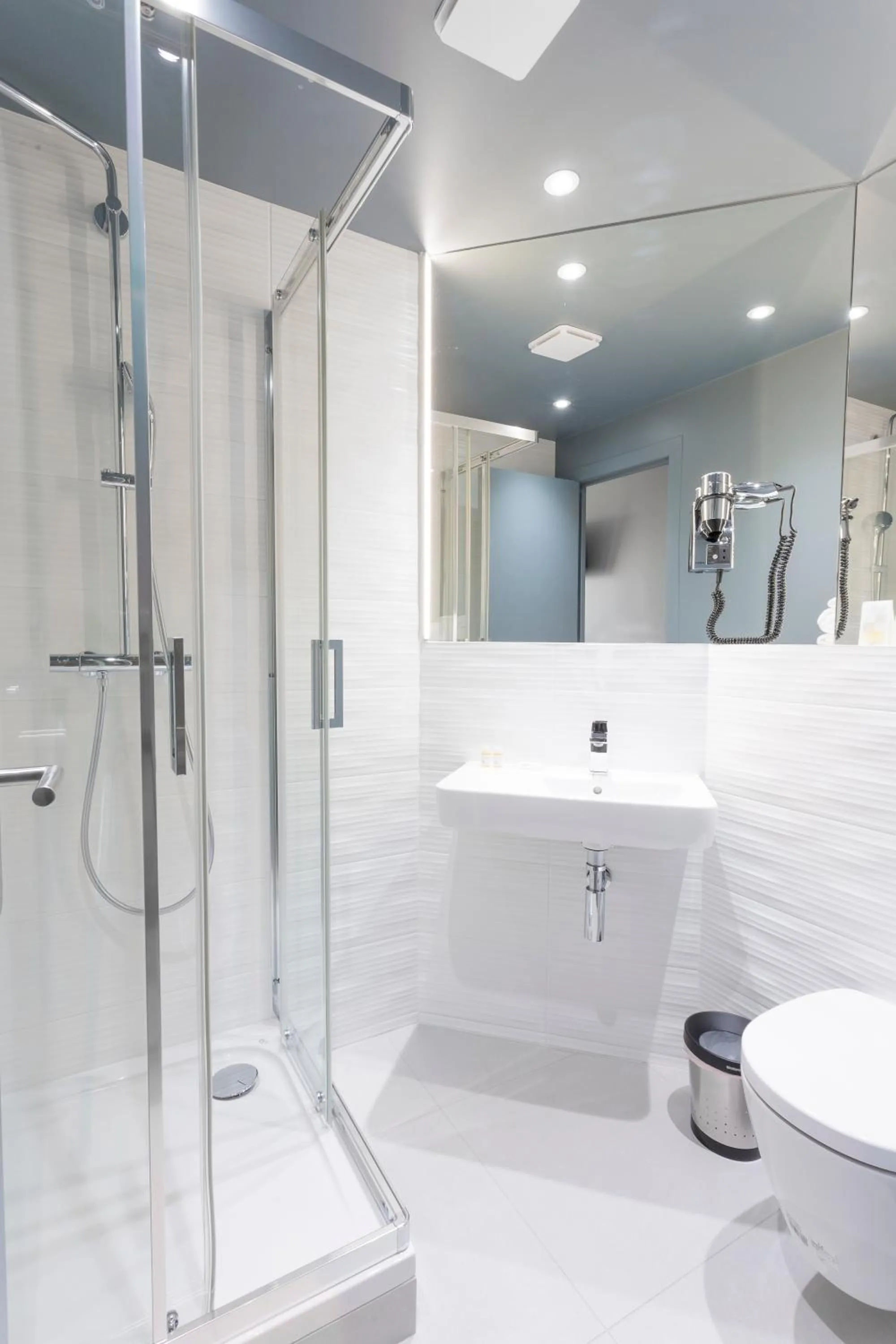 Shower in Brit Hotel Codalysa Marne la Vallée - Torcy