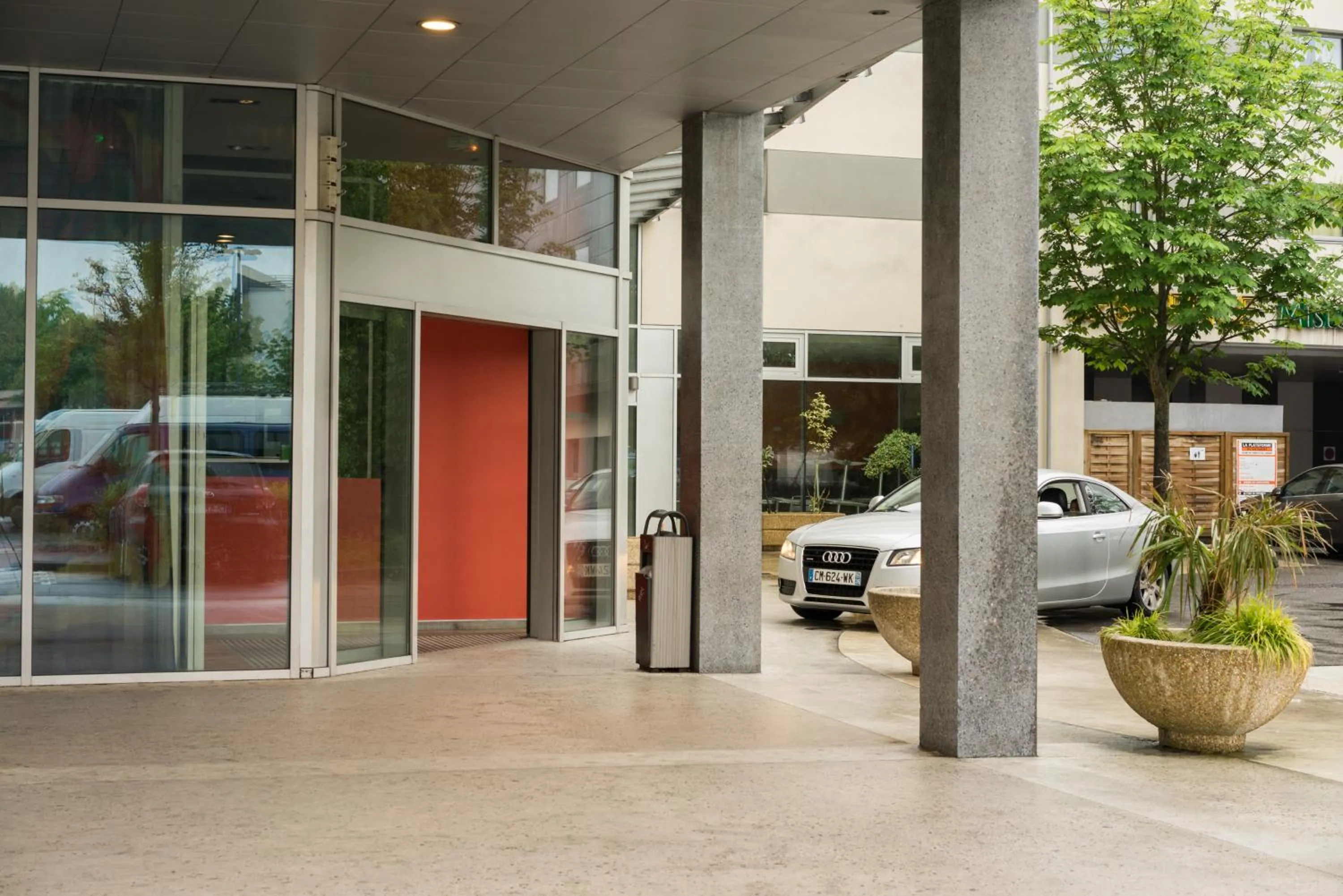 Facade/entrance in Brit Hotel Codalysa Marne la Vallée - Torcy