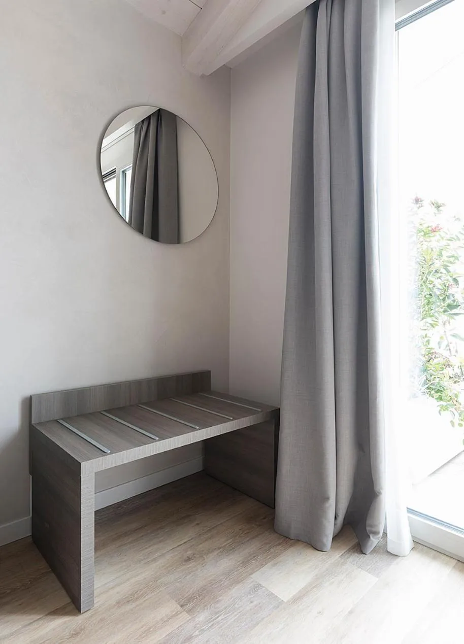 Decorative detail in Viola Relais