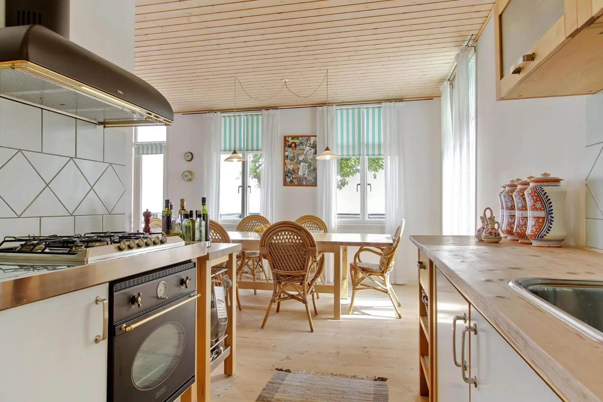Kitchen or kitchenette in Skærven Beachfront Apartments and Cottage