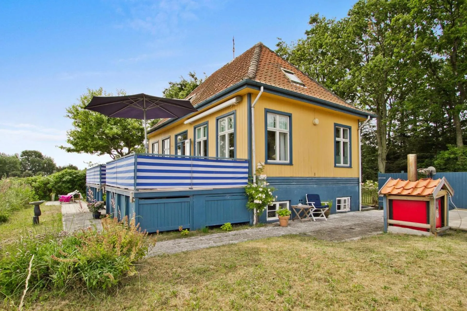 Property building in Skærven Beachfront Apartments and Cottage